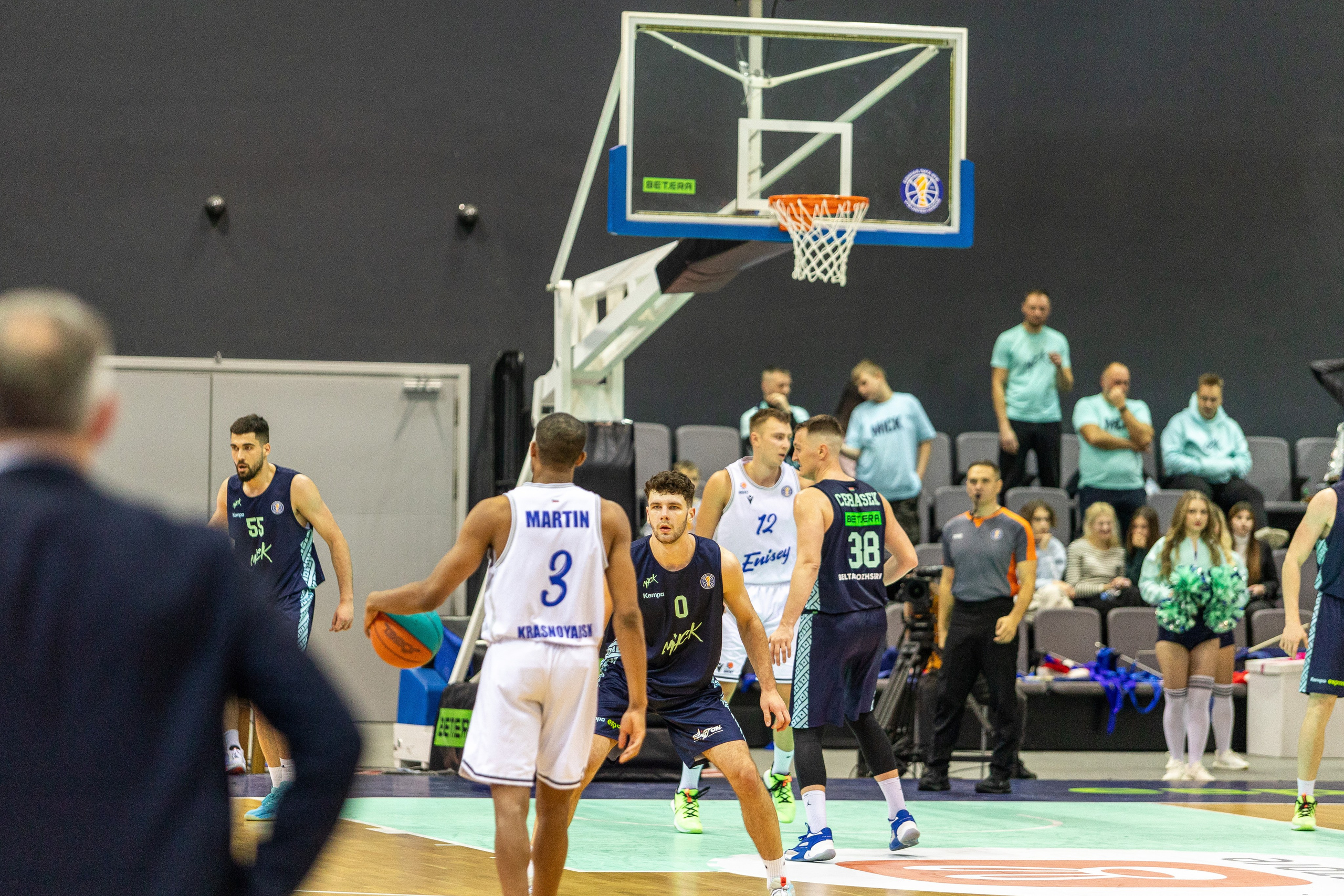 Баскетбол. Лучшие кадры. Минск — Енисей. 11.12.2023. Профессиональный интерьерный и репортажный фотограф Минск и РБ. Максим Орлов