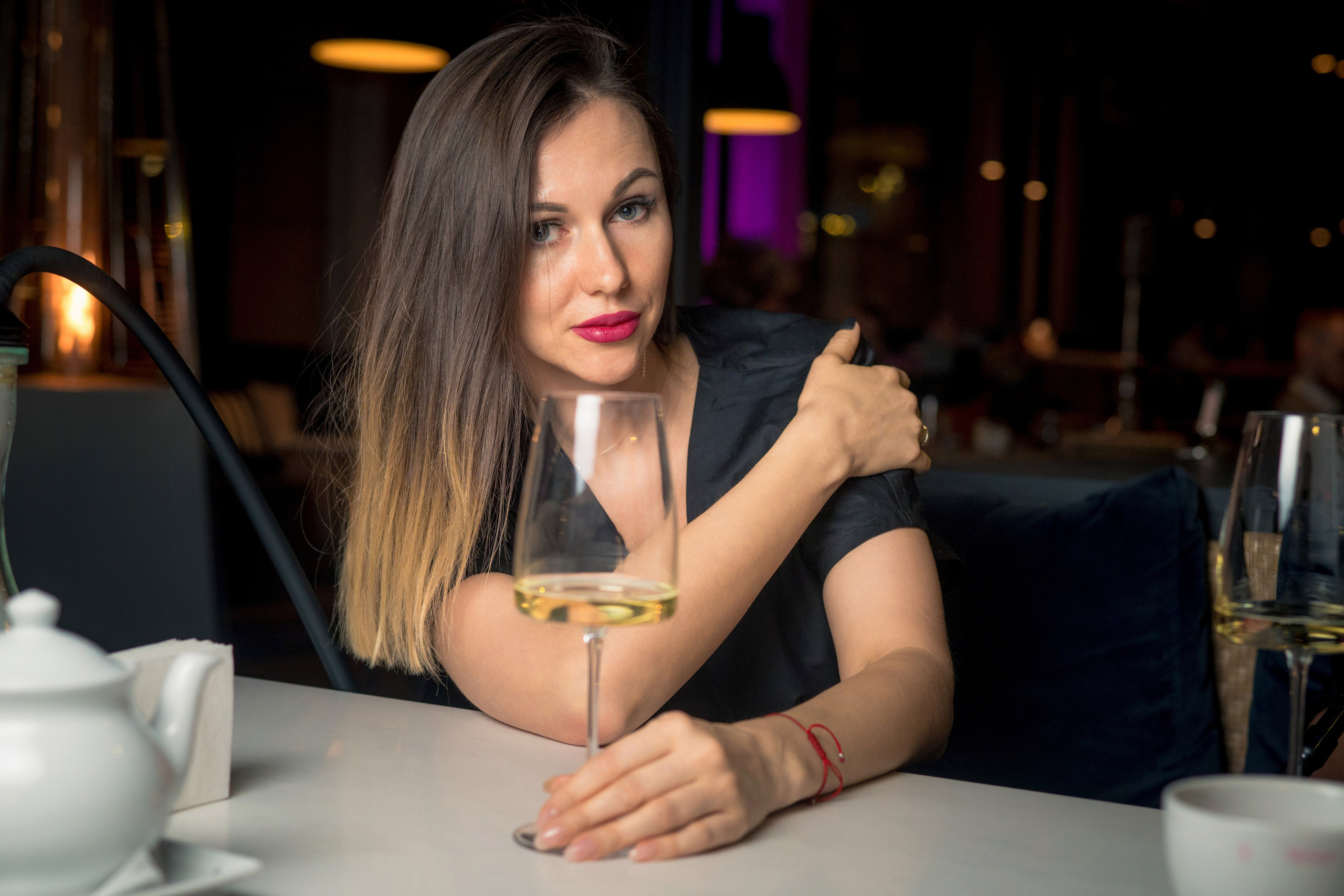 Оля и Юля в кафе «Березка». Профессиональный интерьерный и репортажный фотограф Минск и РБ. Максим Орлов