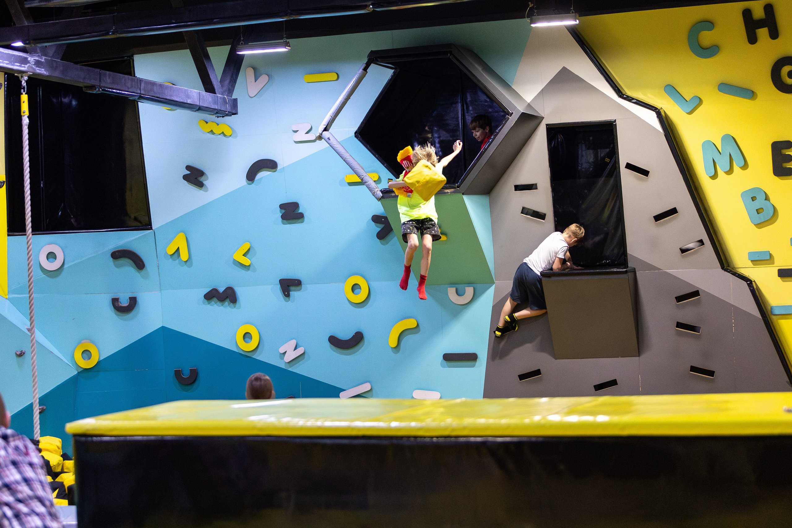 ДР Влада (батутная арена). Профессиональный интерьерный и репортажный фотограф Минск и РБ. Максим Орлов