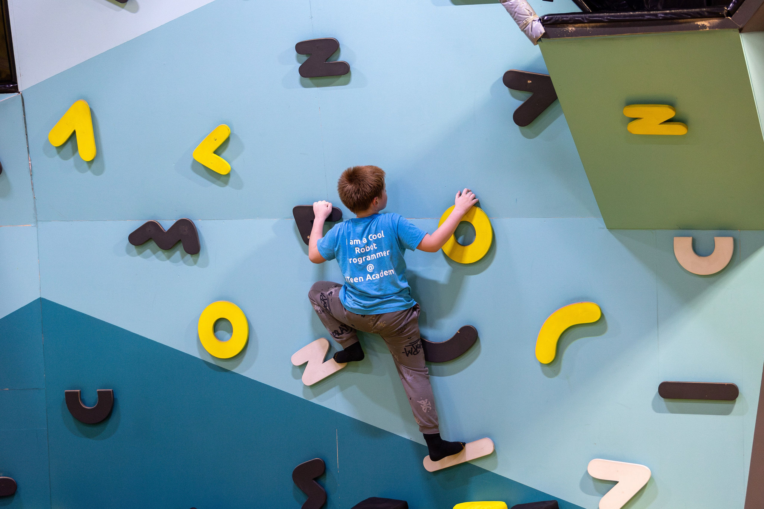 ДР Влада (батутная арена). Профессиональный интерьерный и репортажный фотограф Минск и РБ. Максим Орлов