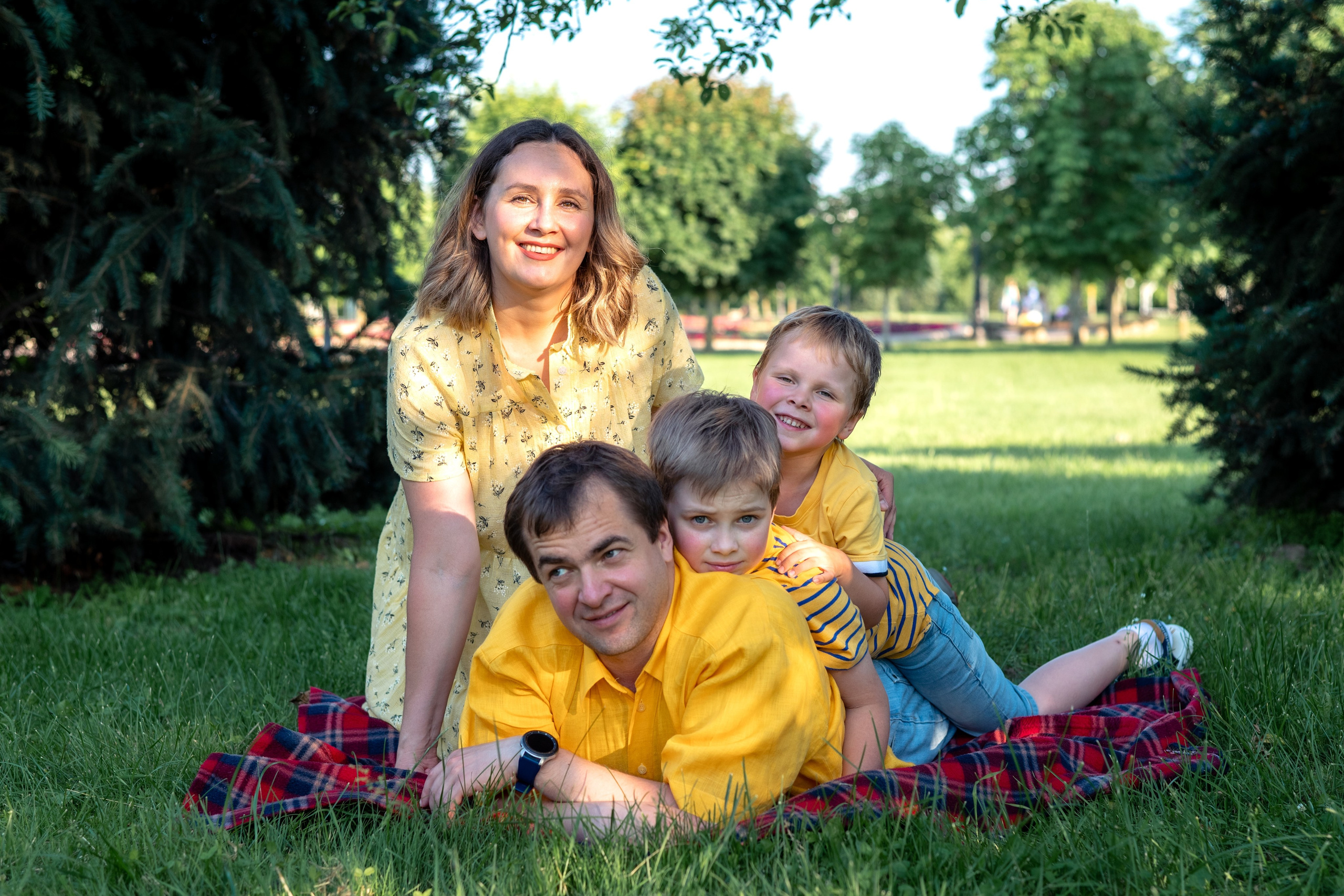 Максим, Алеся и их дети (Кирим, Федя и Зоя). Профессиональный интерьерный и репортажный фотограф Минск и РБ. Максим Орлов