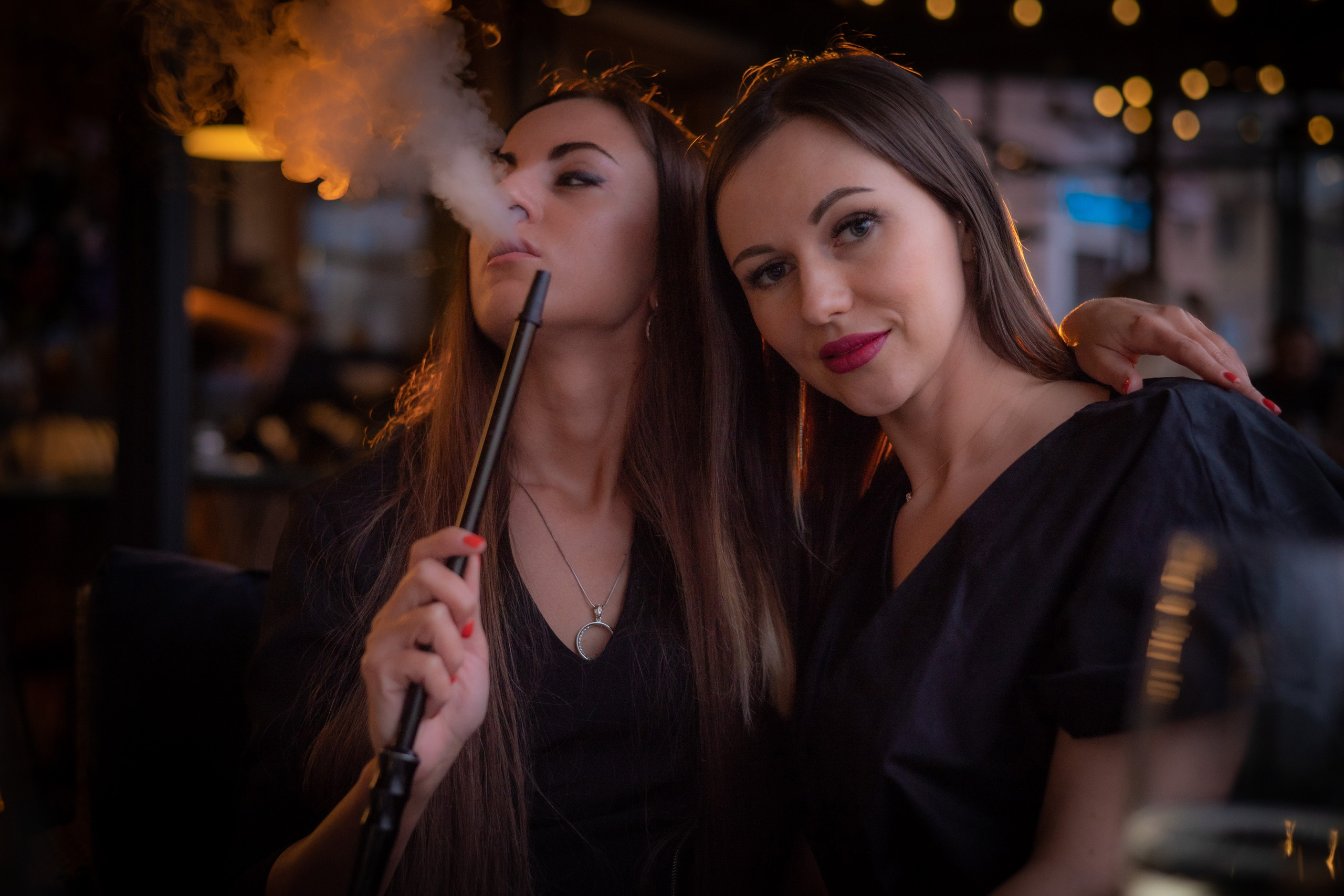 Оля и Юля в кафе «Березка». Профессиональный интерьерный и репортажный фотограф Минск и РБ. Максим Орлов