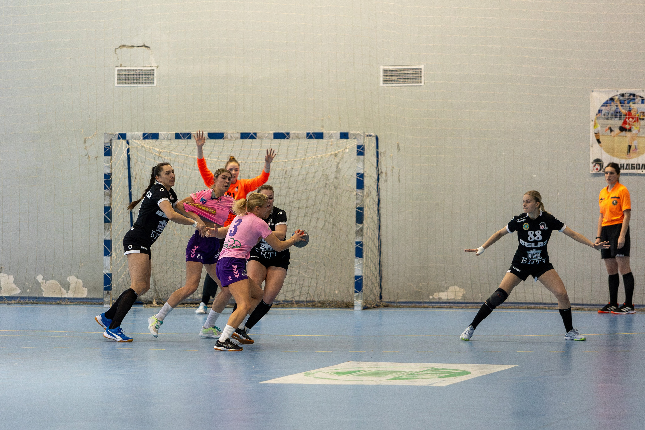 Женский гандбол. Лучшие кадры. БНТУ — Березина 09.12.2023. Профессиональный интерьерный и репортажный фотограф Минск и РБ. Максим Орлов