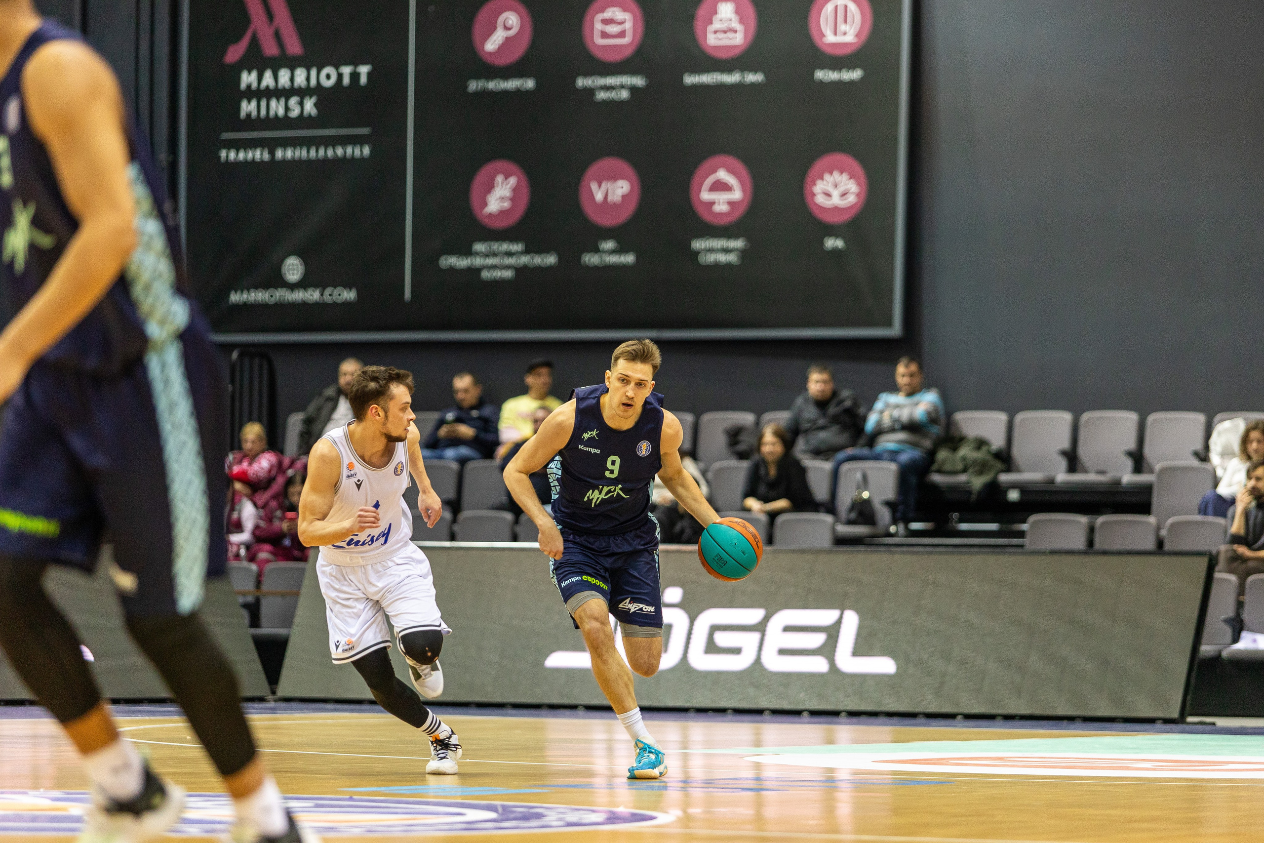 Баскетбол. Лучшие кадры. Минск — Енисей. 11.12.2023. Профессиональный интерьерный и репортажный фотограф Минск и РБ. Максим Орлов