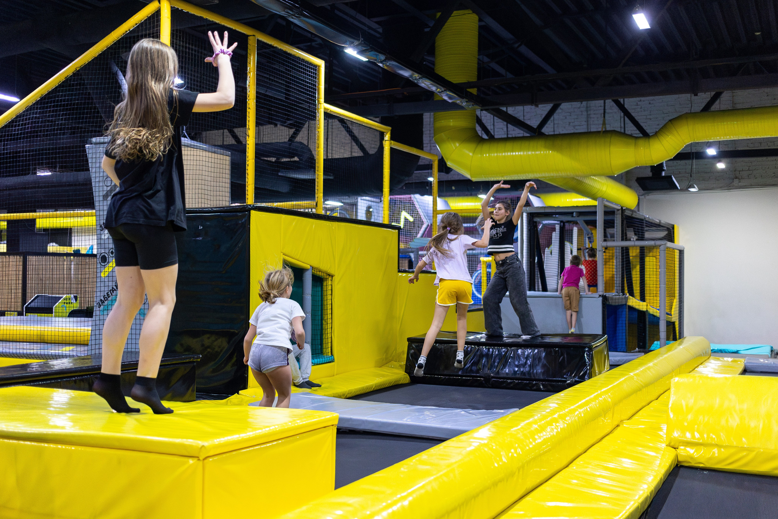 ДР Влада (батутная арена). Профессиональный интерьерный и репортажный фотограф Минск и РБ. Максим Орлов