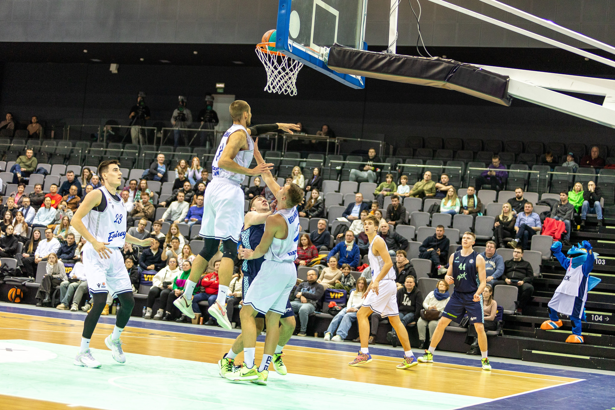 Баскетбол. Лучшие кадры. Минск — Енисей. 11.12.2023. Профессиональный интерьерный и репортажный фотограф Минск и РБ. Максим Орлов