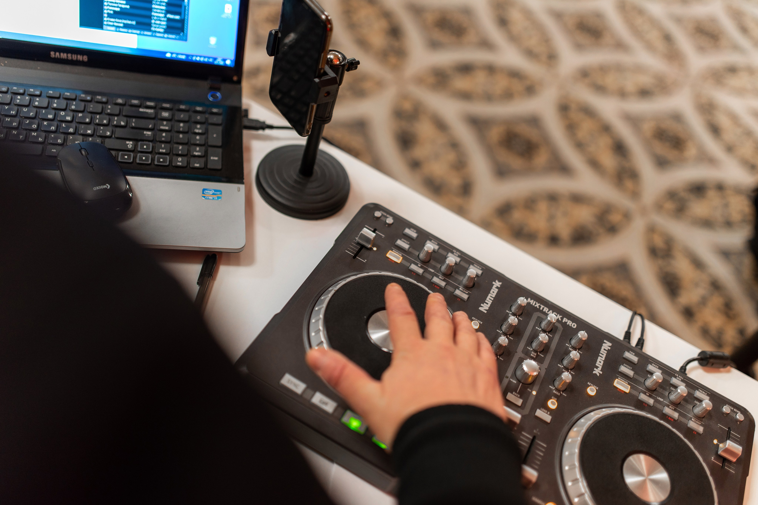 Андрей (ведущий) и Сергей (диджей). Профессиональный интерьерный и репортажный фотограф Минск и РБ. Максим Орлов