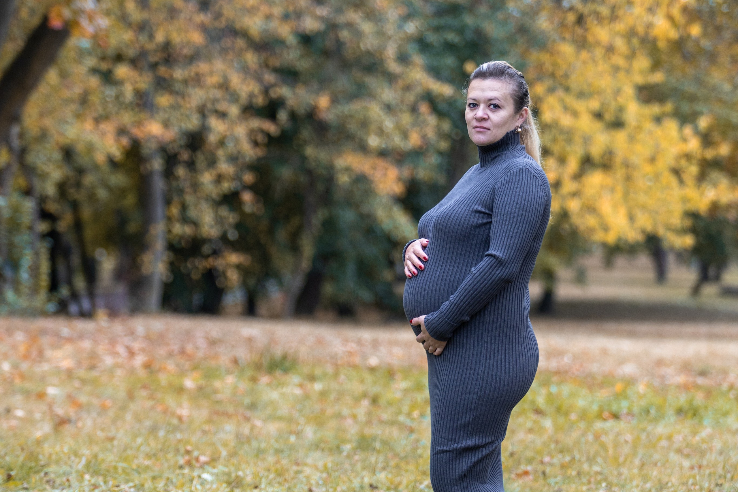 Олег и Марина. В ожидании. Фотосъемка в парке. Профессиональный интерьерный и репортажный фотограф Минск и РБ. Максим Орлов