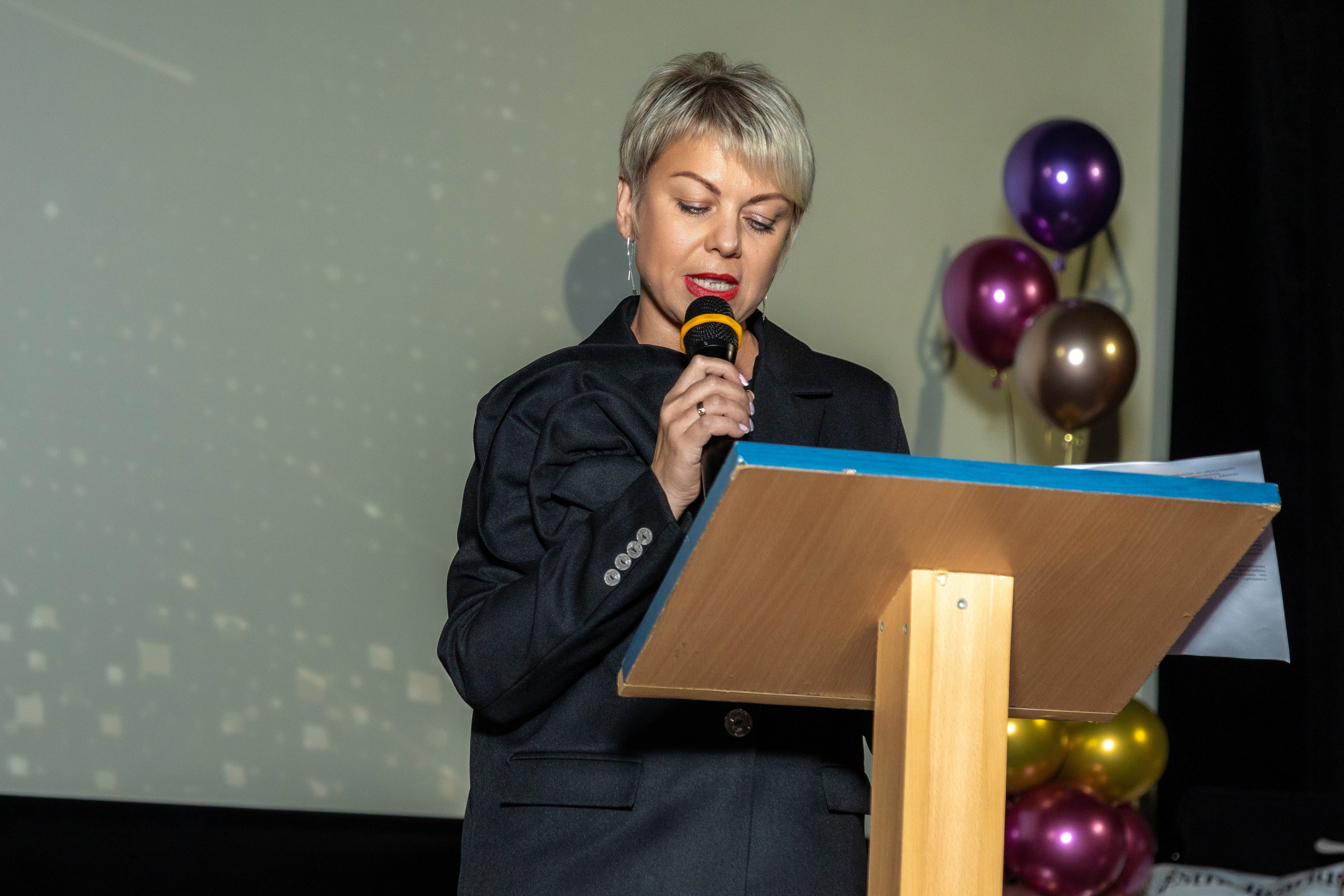 Вручение дипломов. 47 школа. Профессиональный интерьерный и репортажный фотограф Минск и РБ. Максим Орлов