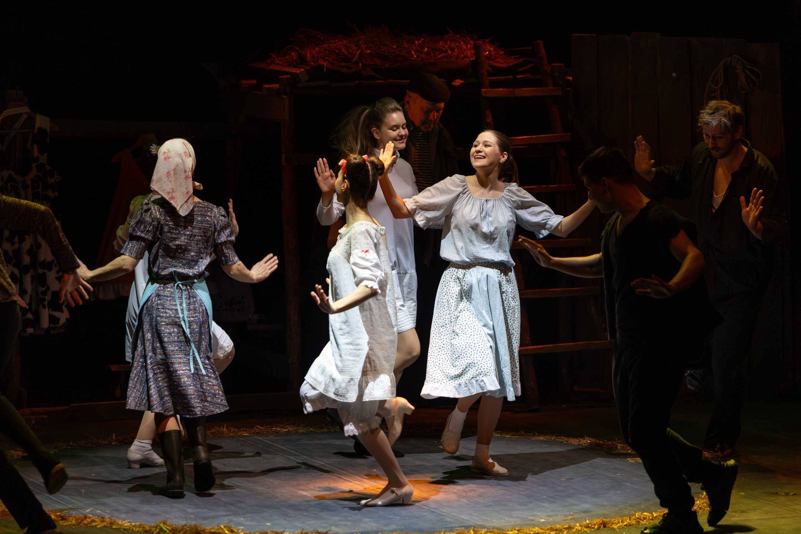 Театр белорусской армии «Очень простая история». Профессиональный интерьерный и репортажный фотограф Минск и РБ. Максим Орлов