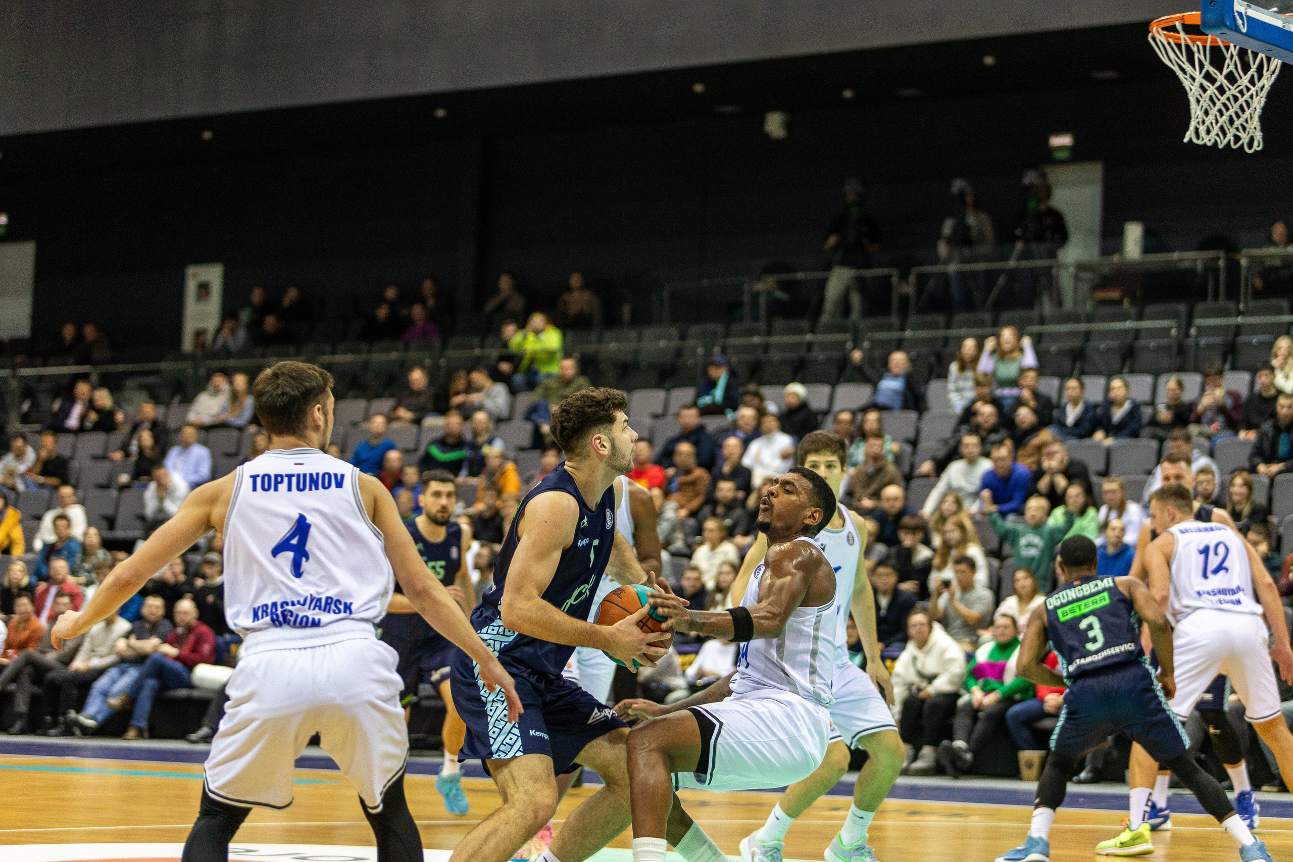 Баскетбол. Лучшие кадры. Минск — Енисей. 11.12.2023. Профессиональный интерьерный и репортажный фотограф Минск и РБ. Максим Орлов