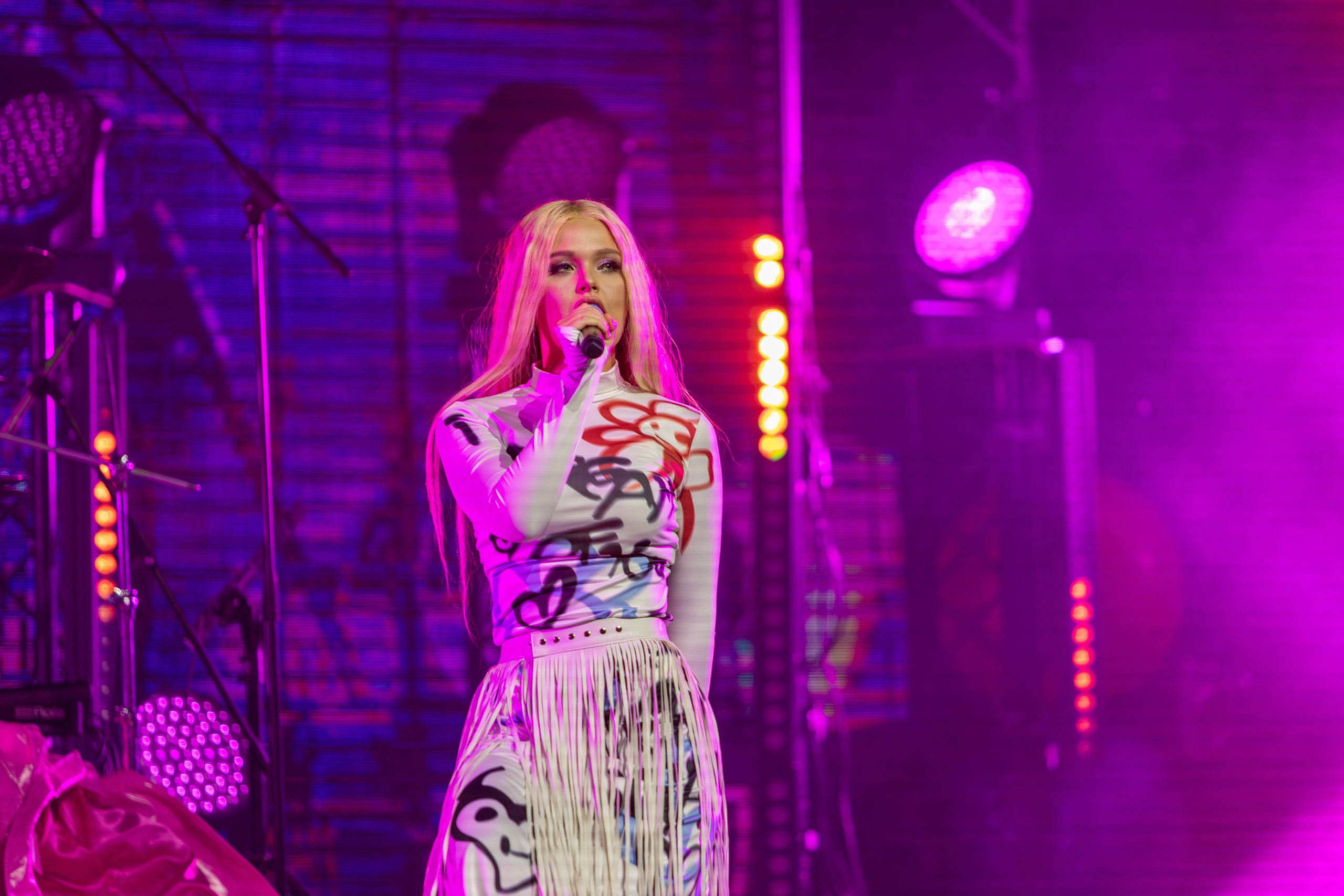 Концерт Насти Кравченко. Профессиональный интерьерный и репортажный фотограф Минск и РБ. Максим Орлов