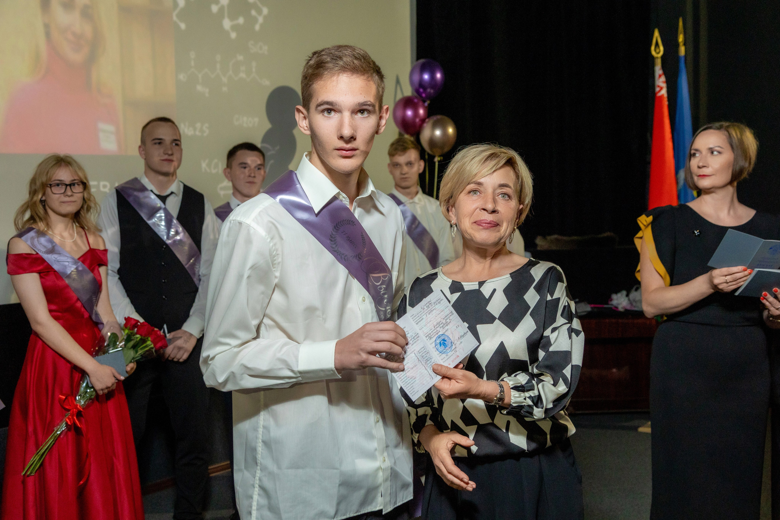 Вручение дипломов. 47 школа. Профессиональный интерьерный и репортажный фотограф Минск и РБ. Максим Орлов