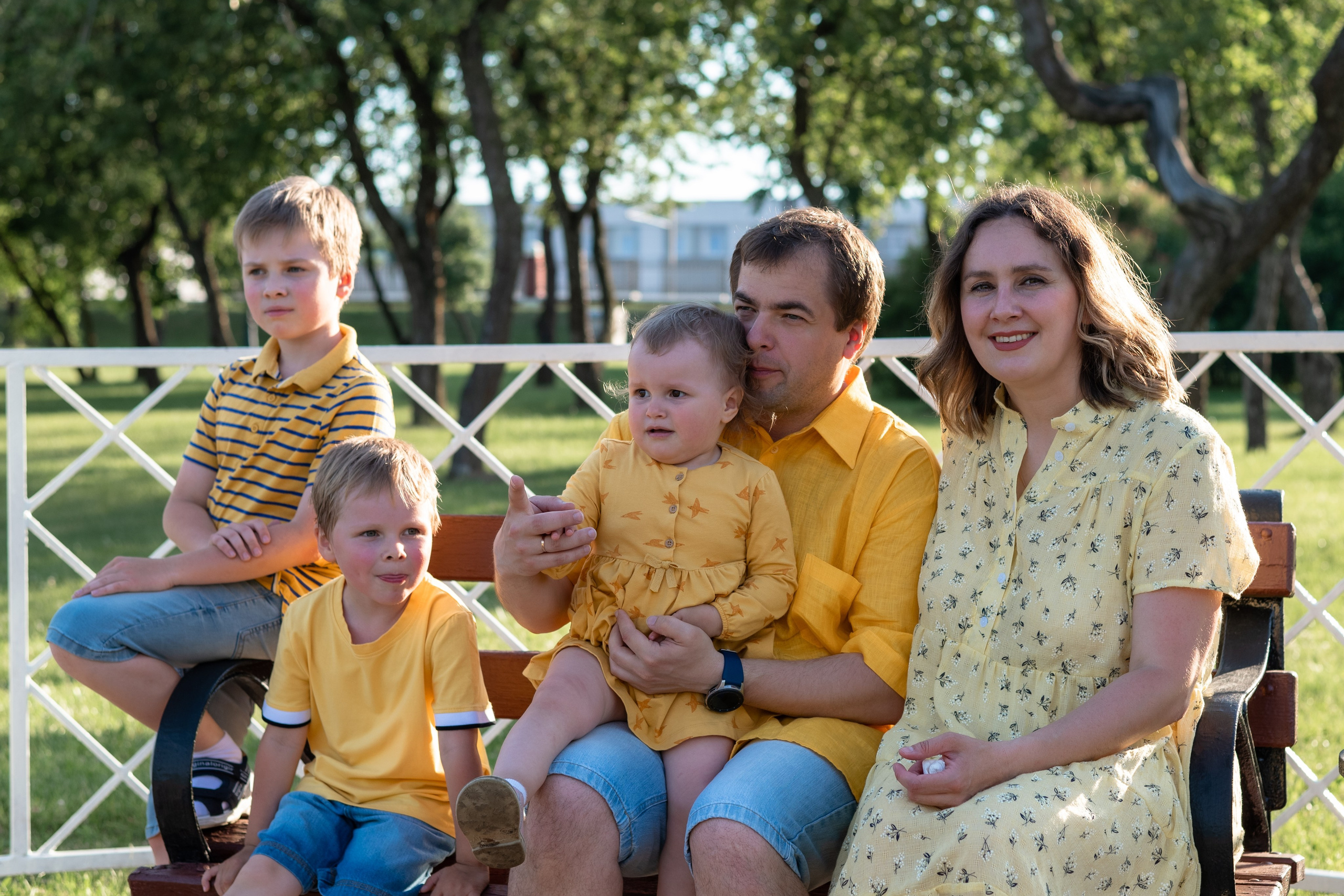 Максим, Алеся и их дети (Кирим, Федя и Зоя). Профессиональный интерьерный и репортажный фотограф Минск и РБ. Максим Орлов