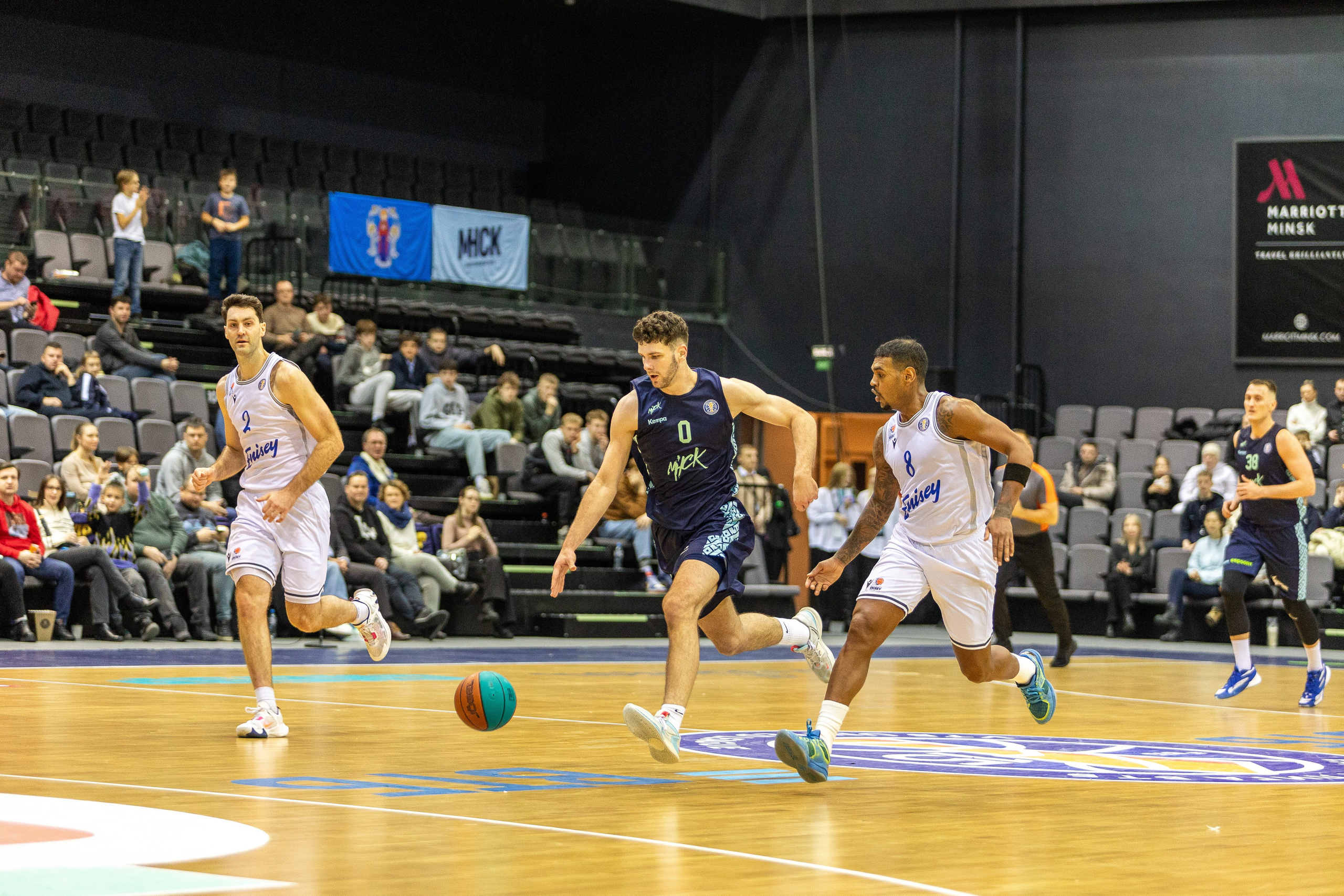 Баскетбол. Лучшие кадры. Минск — Енисей. 11.12.2023. Профессиональный интерьерный и репортажный фотограф Минск и РБ. Максим Орлов