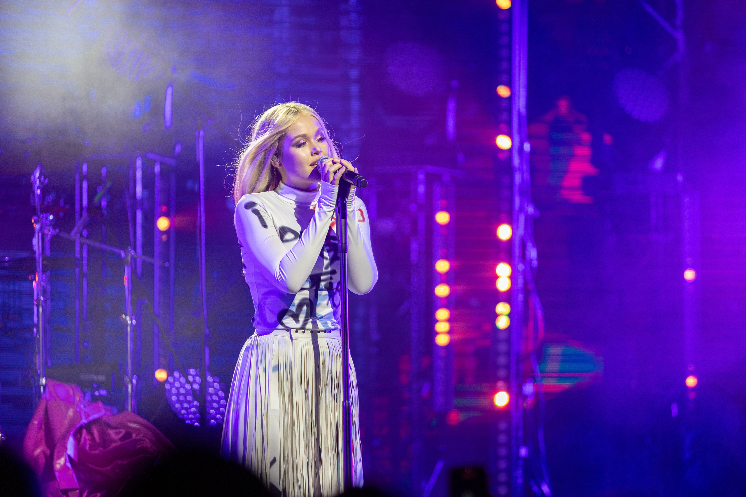 Концерт Насти Кравченко. Профессиональный интерьерный и репортажный фотограф Минск и РБ. Максим Орлов