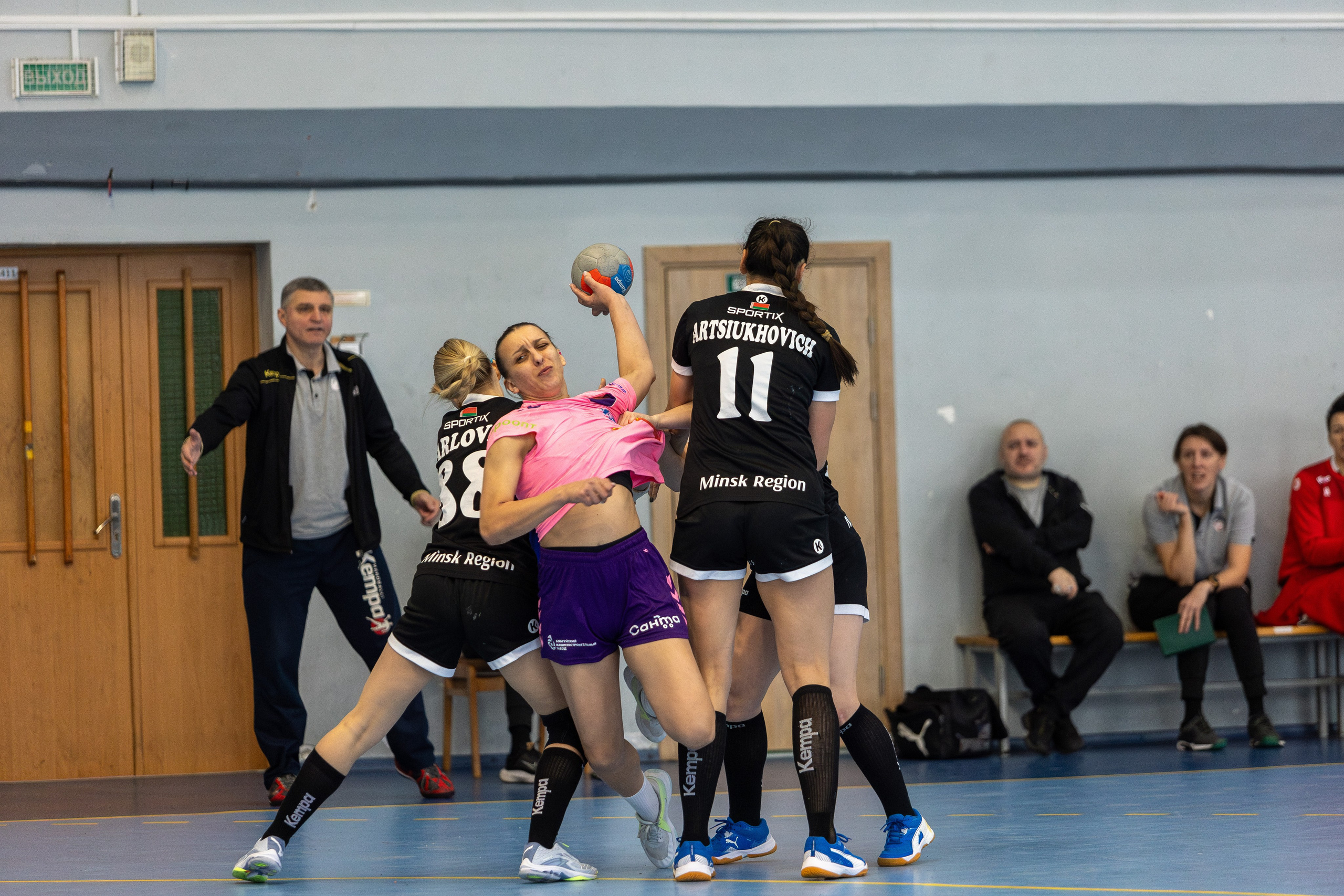 Женский гандбол. Лучшие кадры. БНТУ — Березина 09.12.2023. Профессиональный интерьерный и репортажный фотограф Минск и РБ. Максим Орлов
