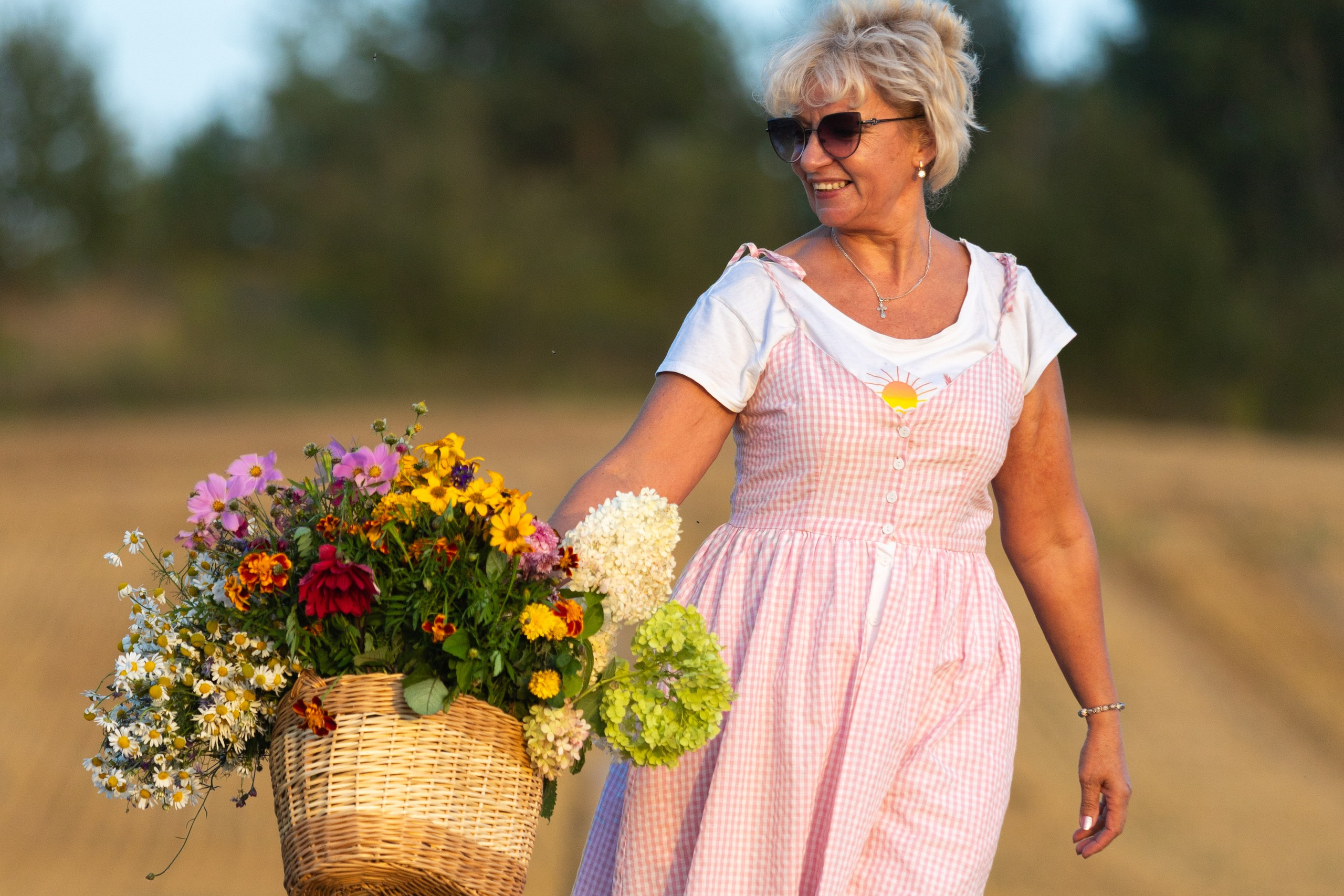 Фотосъемка в поле с Анной Николаевной. Профессиональный интерьерный и репортажный фотограф Минск и РБ. Максим Орлов