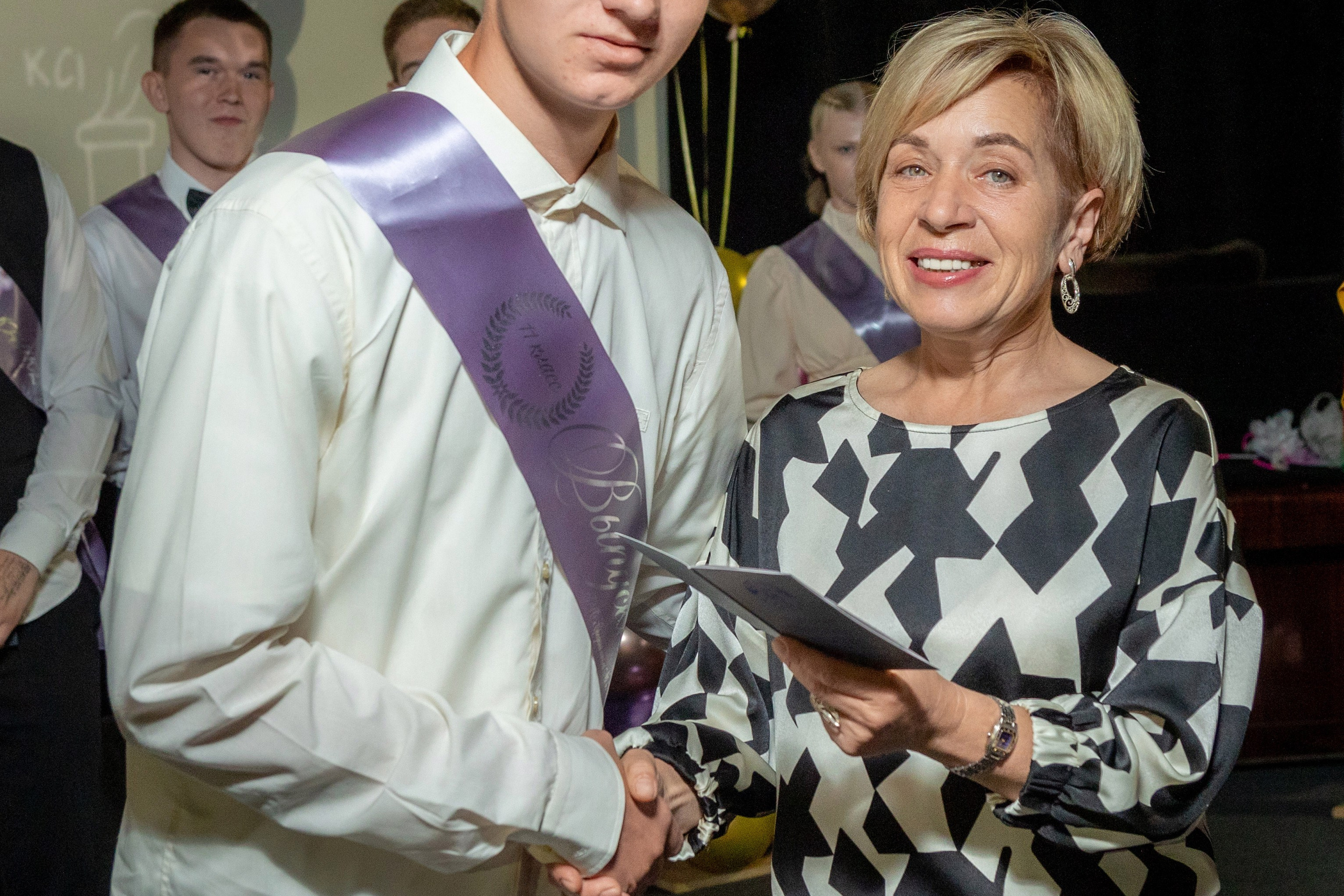 Вручение дипломов. 47 школа. Профессиональный интерьерный и репортажный фотограф Минск и РБ. Максим Орлов