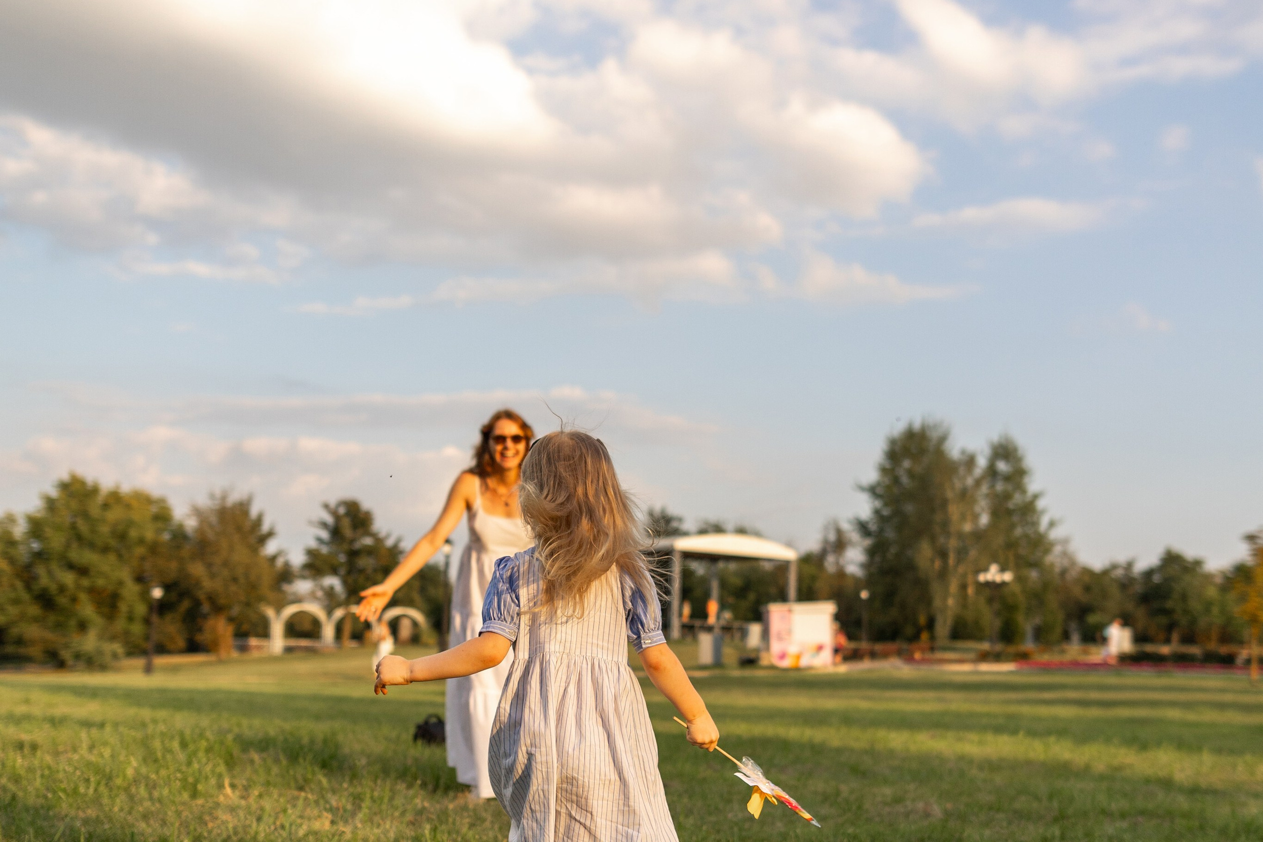 Стеша с мамой. Профессиональный интерьерный и репортажный фотограф Минск и РБ. Максим Орлов