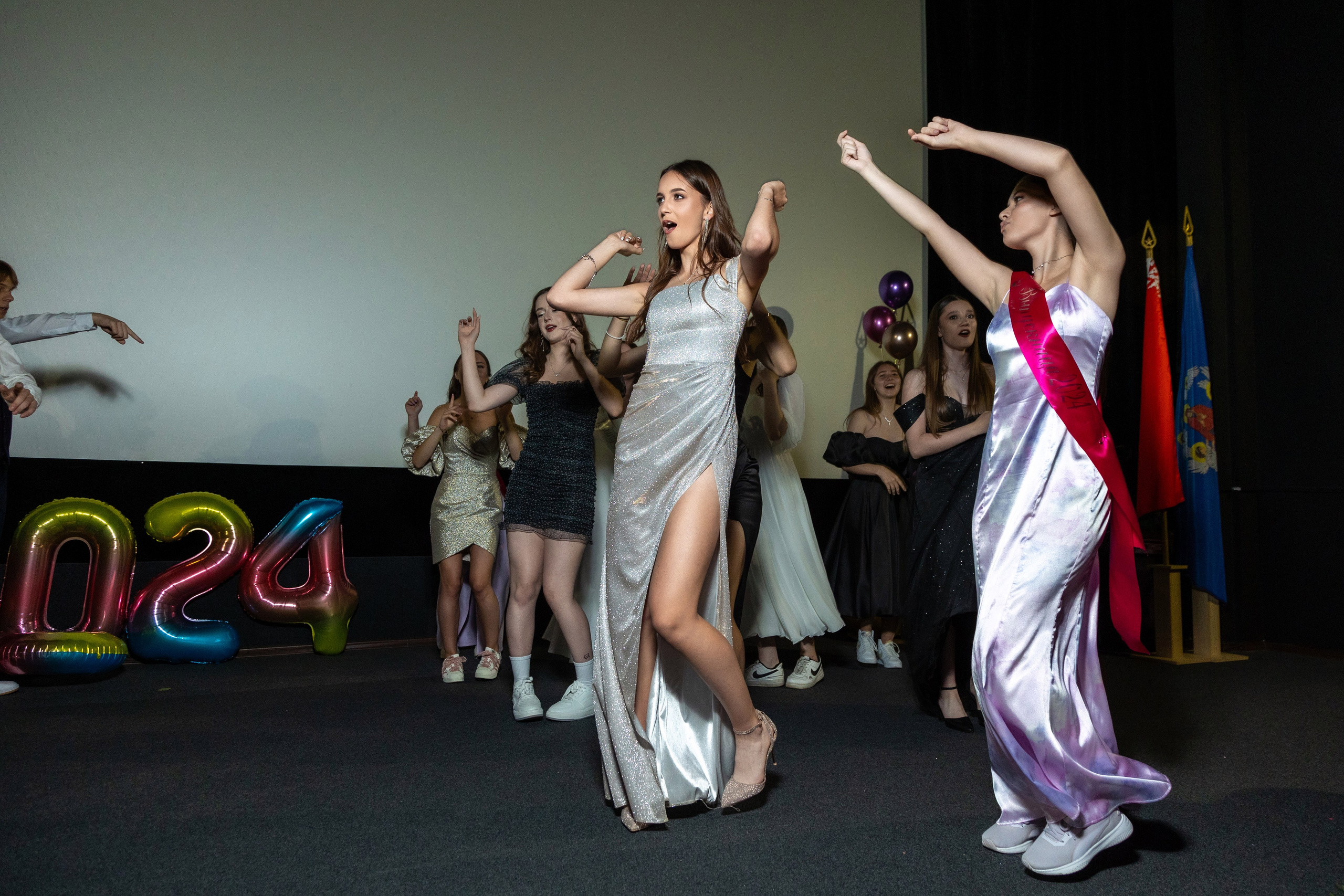 Вручение дипломов. 47 школа. Профессиональный интерьерный и репортажный фотограф Минск и РБ. Максим Орлов