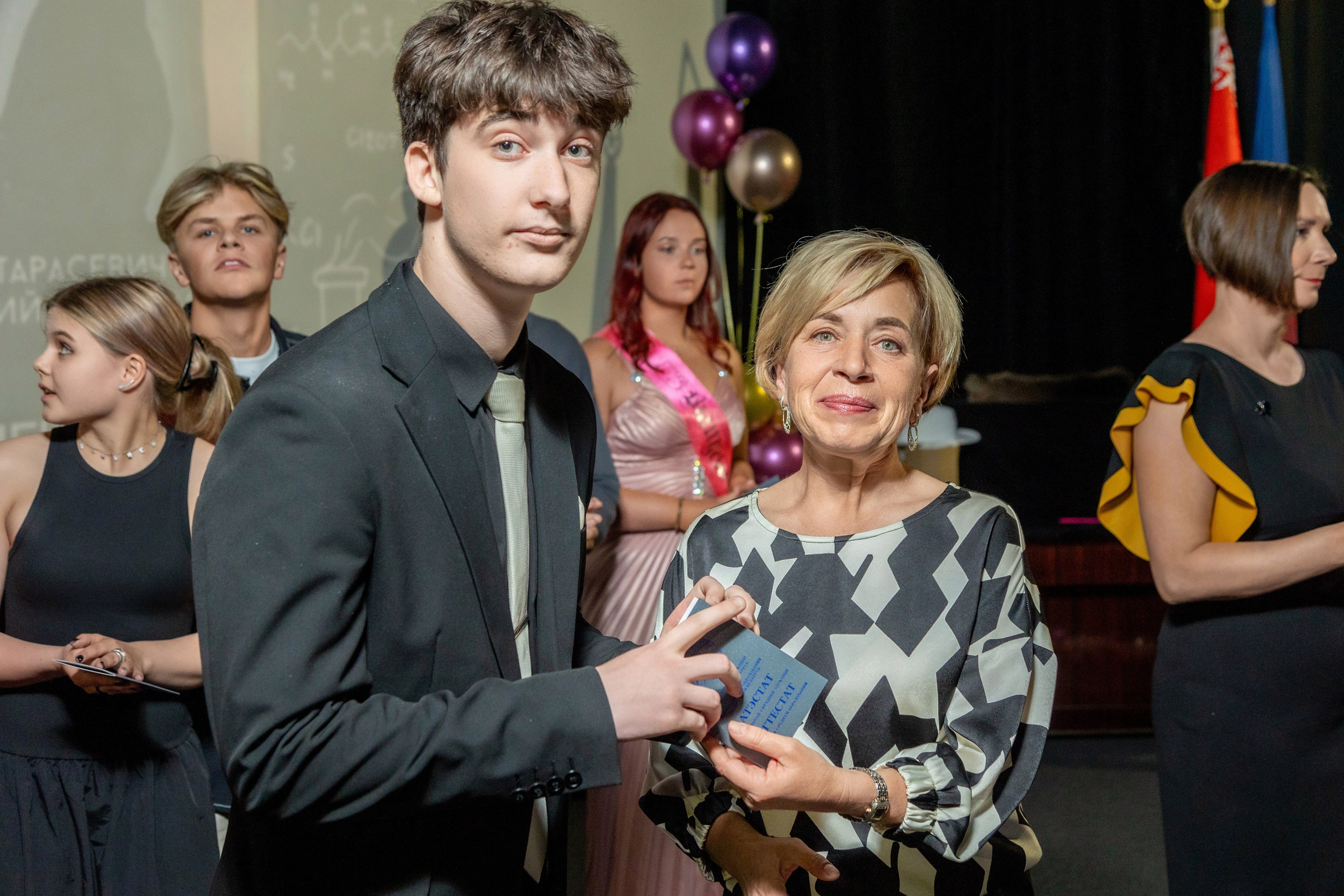 Вручение дипломов. 47 школа. Профессиональный интерьерный и репортажный фотограф Минск и РБ. Максим Орлов