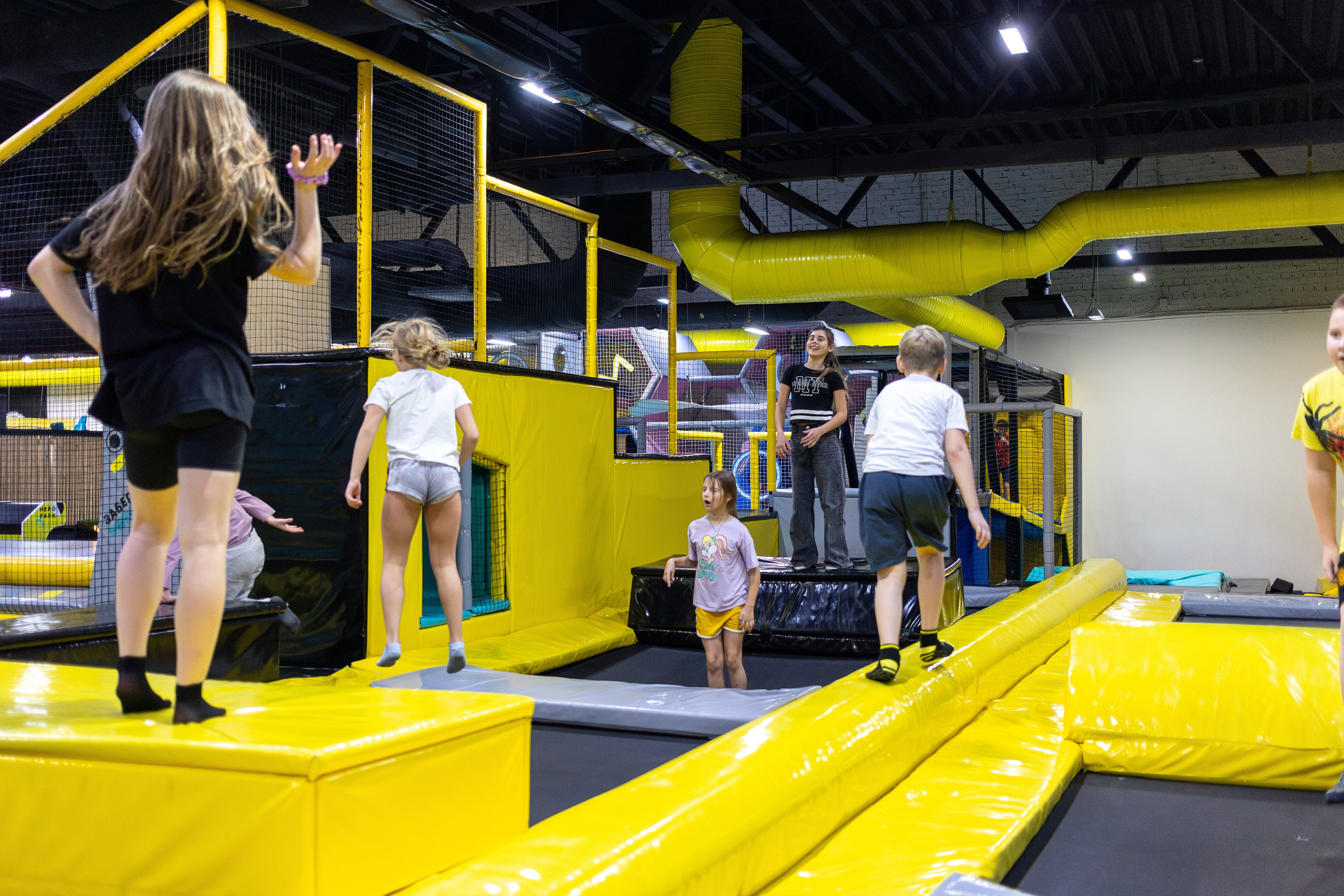 ДР Влада (батутная арена). Профессиональный интерьерный и репортажный фотограф Минск и РБ. Максим Орлов