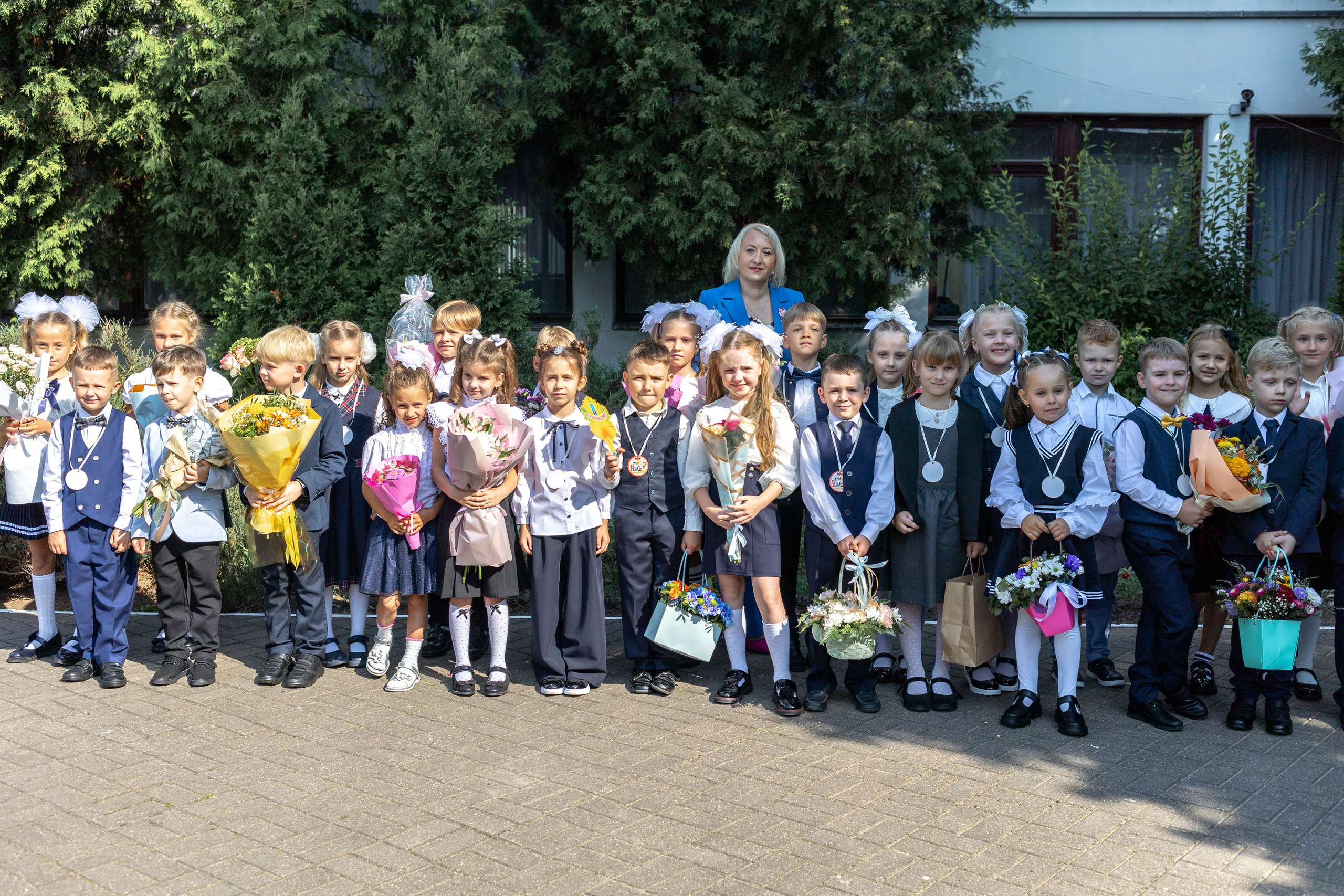 Линейка 1 сентября 2023 г. Профессиональный интерьерный и репортажный фотограф Минск и РБ. Максим Орлов