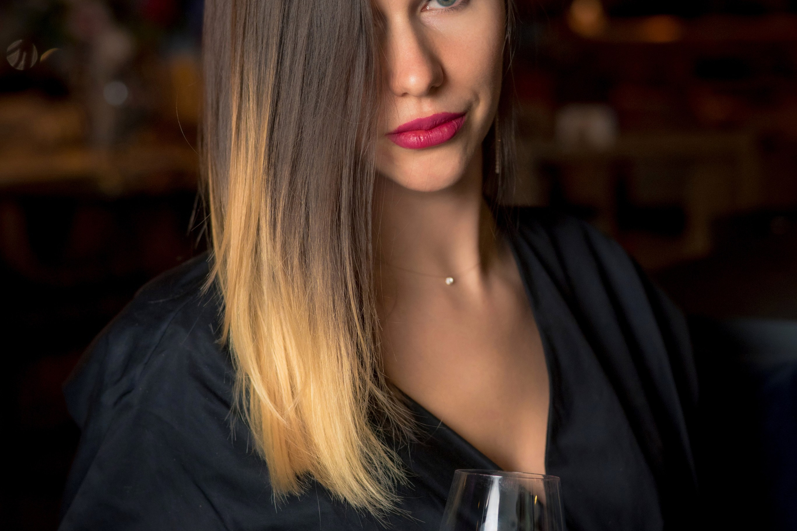 Оля и Юля в кафе «Березка». Профессиональный интерьерный и репортажный фотограф Минск и РБ. Максим Орлов