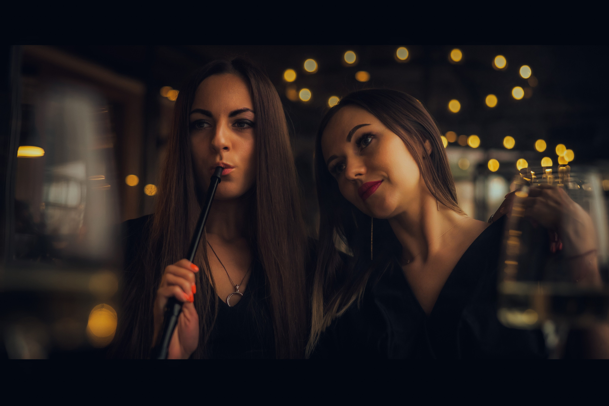 Оля и Юля в кафе «Березка». Профессиональный интерьерный и репортажный фотограф Минск и РБ. Максим Орлов