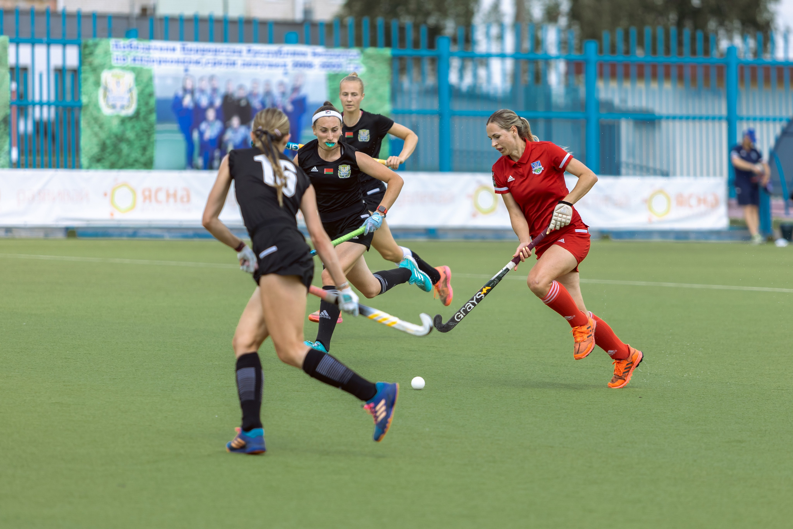Хоккей на траве. Девушки. Минск — Виктория. 16.06.2024. Профессиональный интерьерный и репортажный фотограф Минск и РБ. Максим Орлов