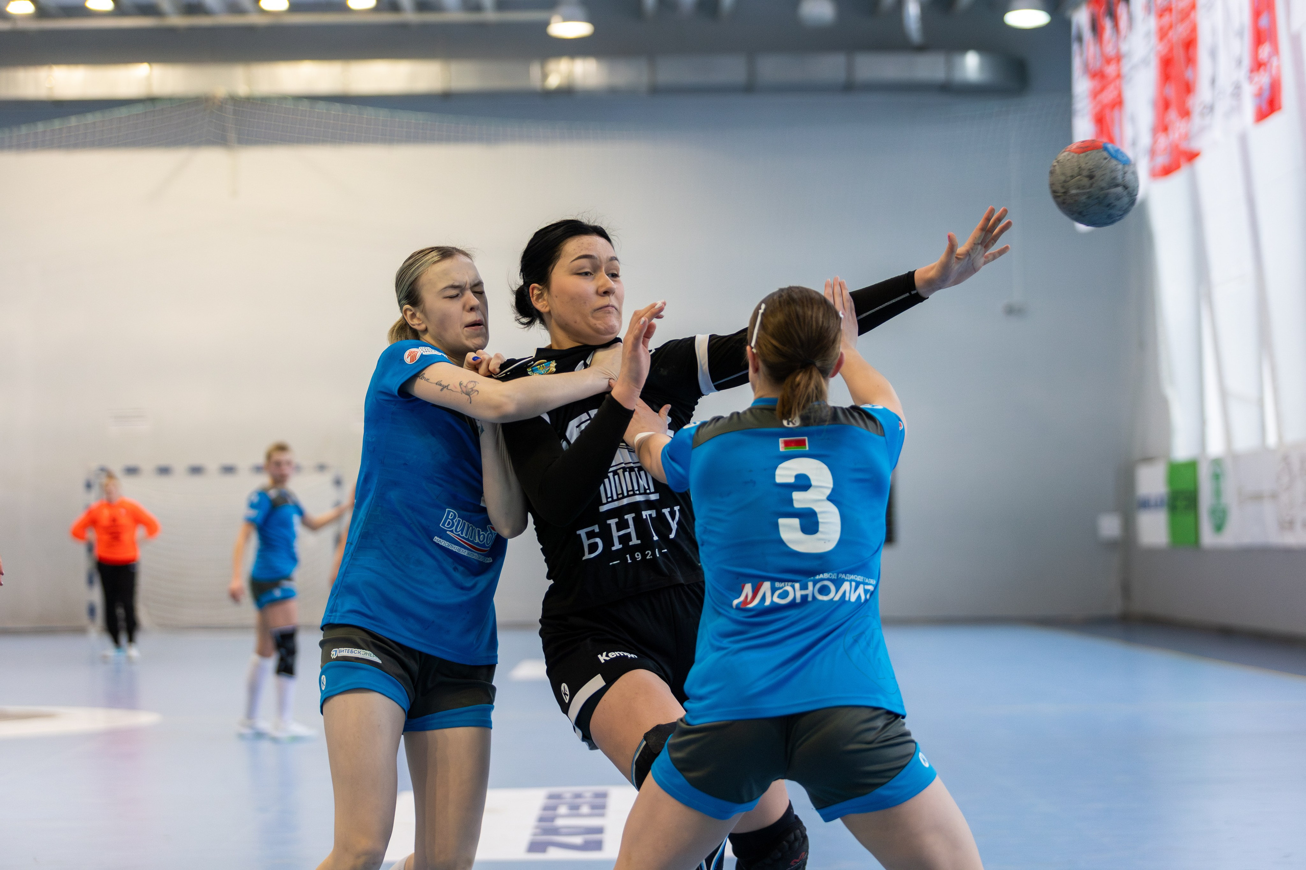 Гандбол. Лучшие кадры. БНТУ — Витебчанка. Профессиональный интерьерный и репортажный фотограф Минск и РБ. Максим Орлов