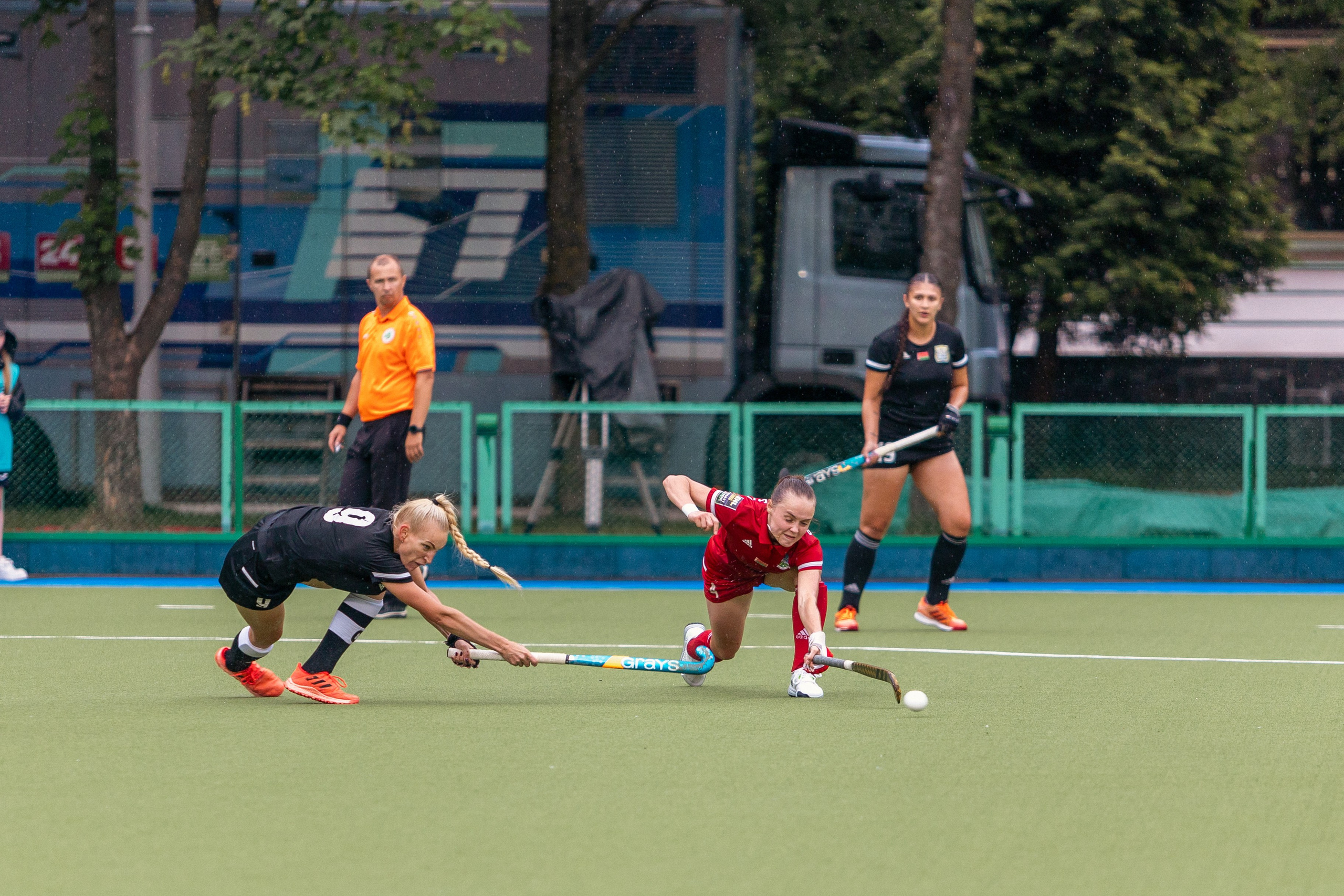 Хоккей на траве. Девушки. ХК Минск — ХК Виктория (Смолевичи) 10.06.2024. Профессиональный интерьерный и репортажный фотограф Минск и РБ. Максим Орлов