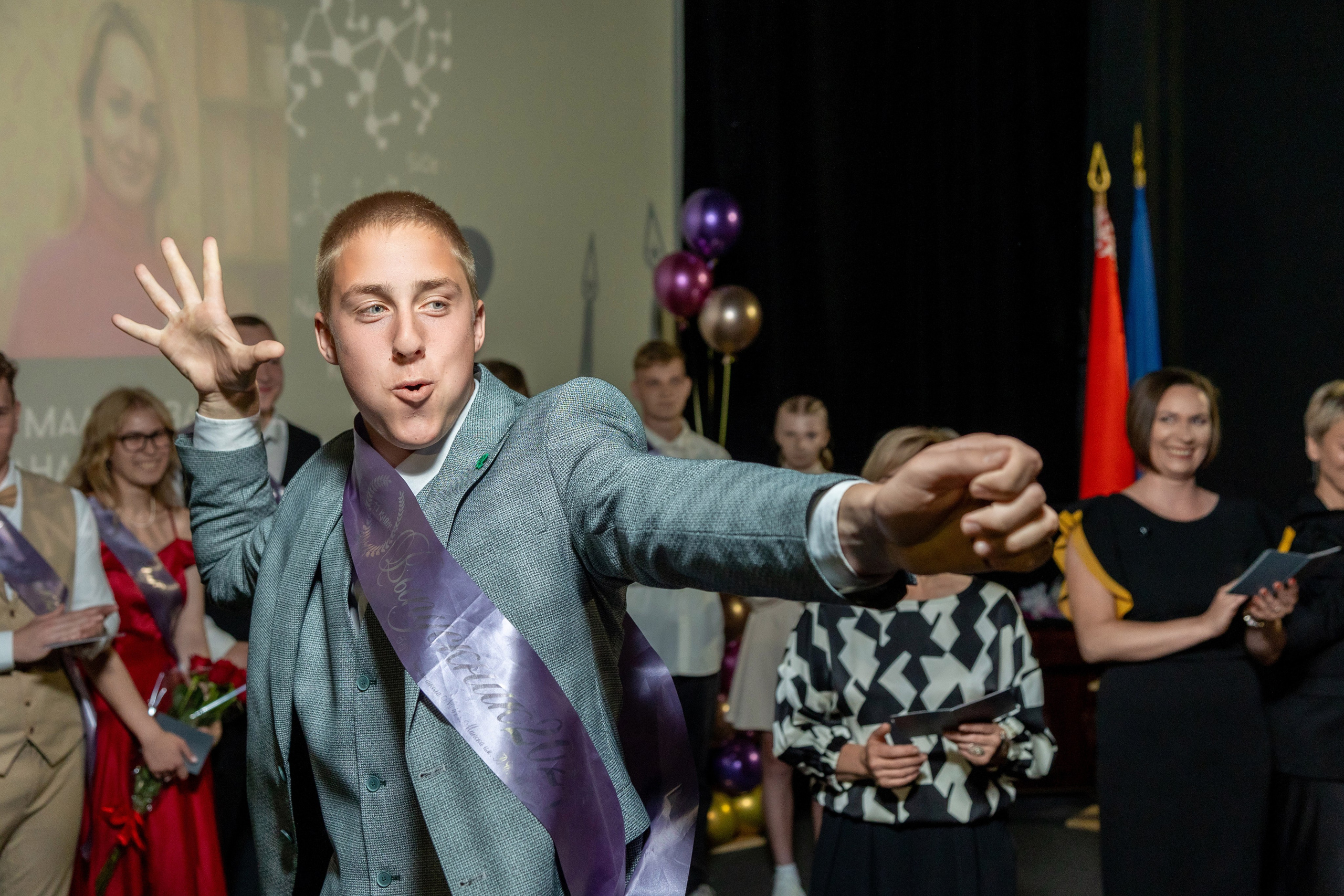 Вручение дипломов. 47 школа. Профессиональный интерьерный и репортажный фотограф Минск и РБ. Максим Орлов