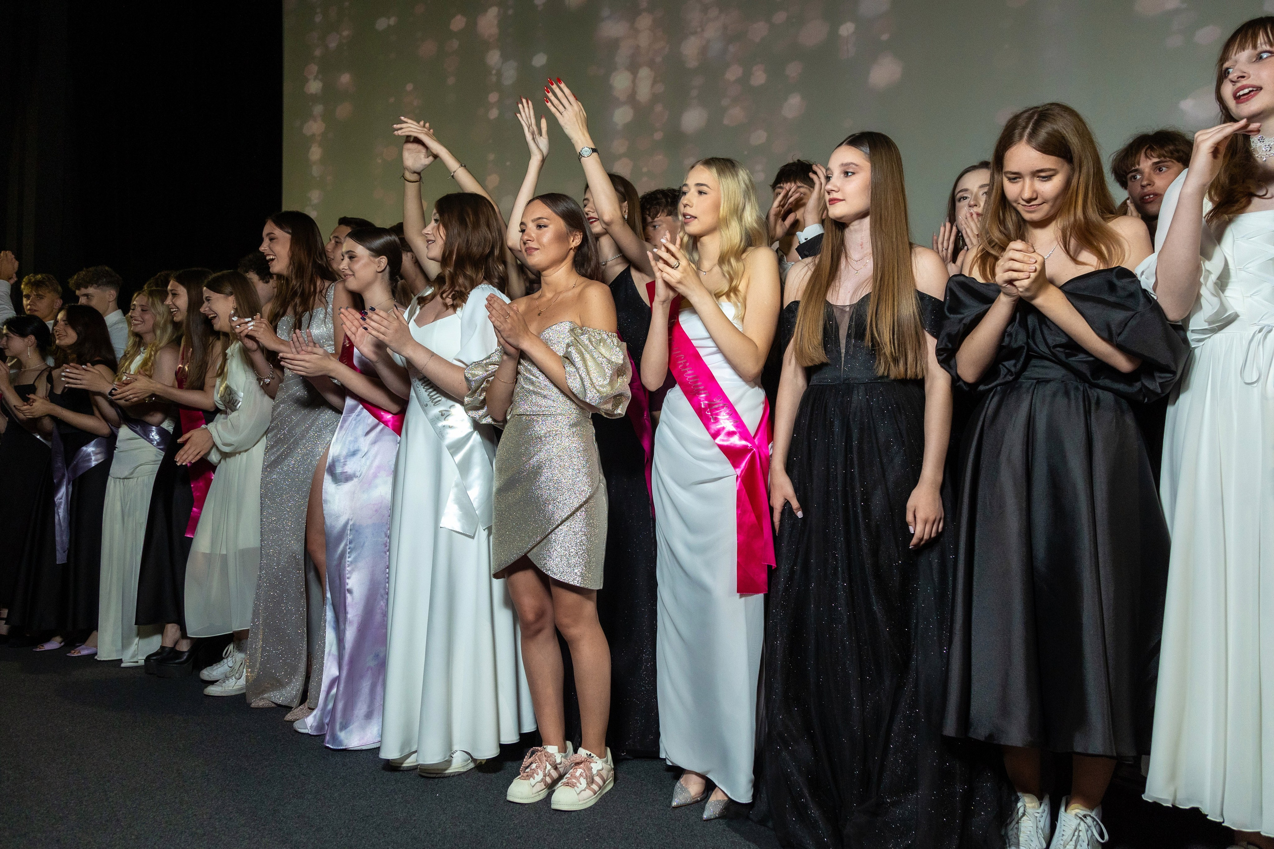 Вручение дипломов. 47 школа. Профессиональный интерьерный и репортажный фотограф Минск и РБ. Максим Орлов