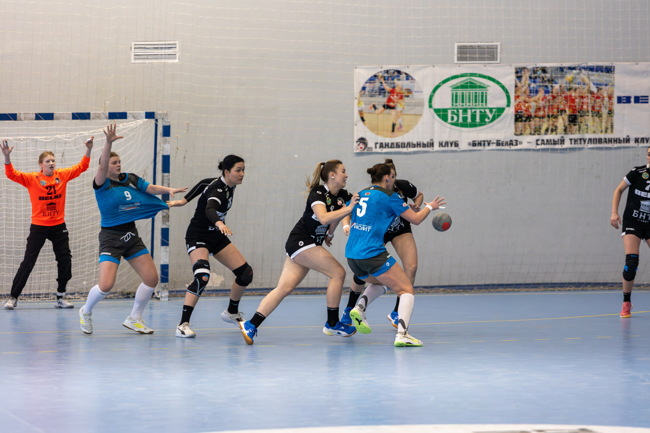 Гандбол. Лучшие кадры. БНТУ — Витебчанка. Профессиональный интерьерный и репортажный фотограф Минск и РБ. Максим Орлов