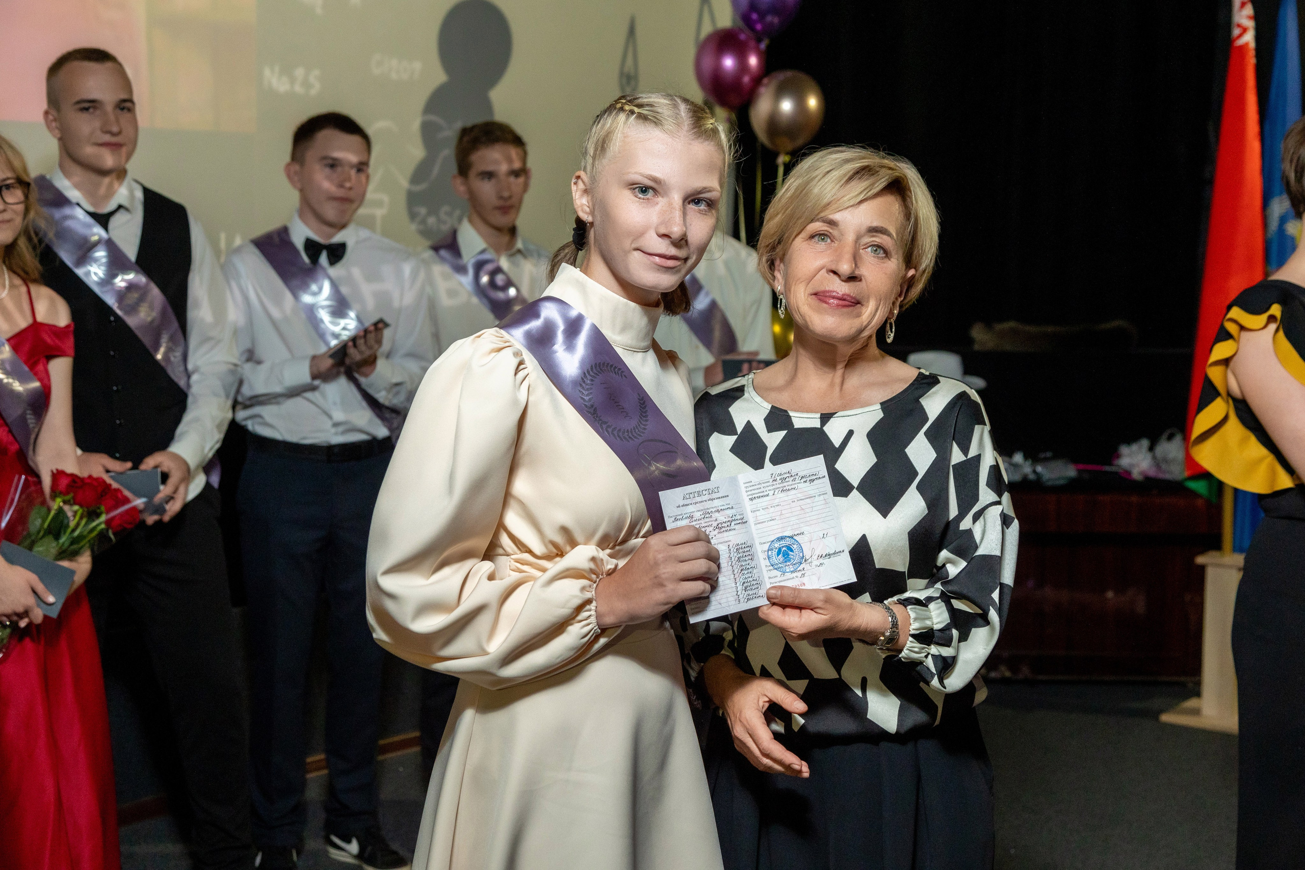 Вручение дипломов. 47 школа. Профессиональный интерьерный и репортажный фотограф Минск и РБ. Максим Орлов