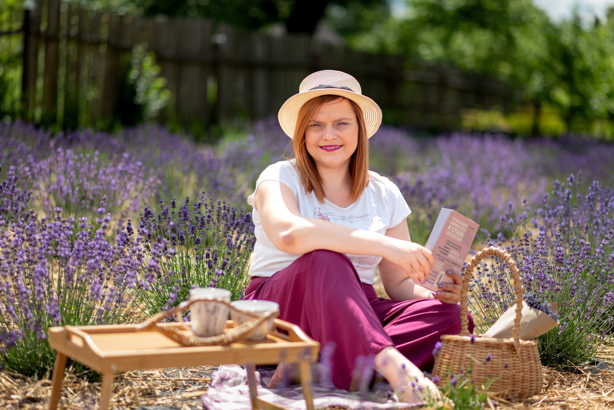 Катя и Оксана в лаванде. Профессиональный интерьерный и репортажный фотограф Минск и РБ. Максим Орлов