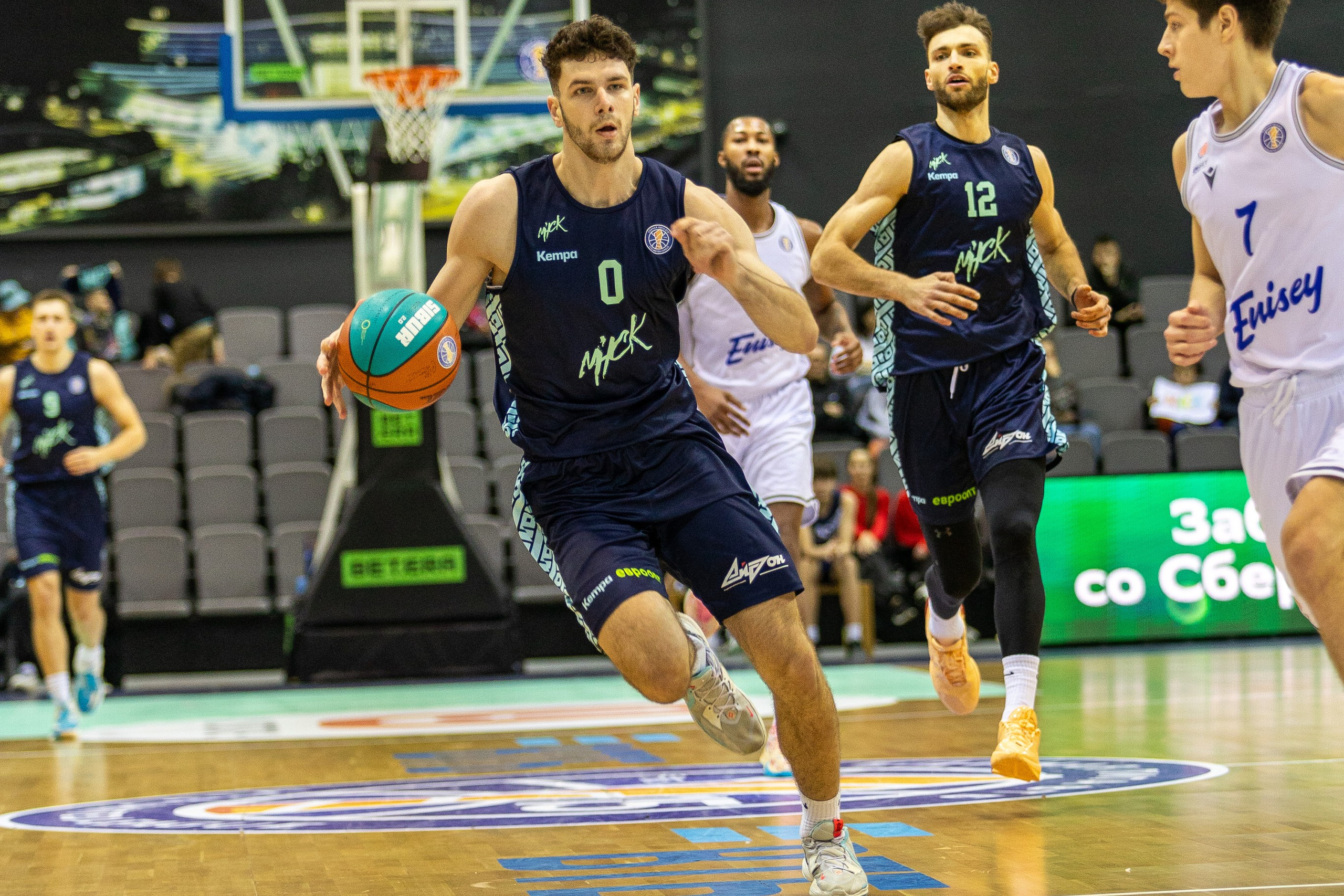 Баскетбол. Лучшие кадры. Минск — Енисей. 11.12.2023. Профессиональный интерьерный и репортажный фотограф Минск и РБ. Максим Орлов