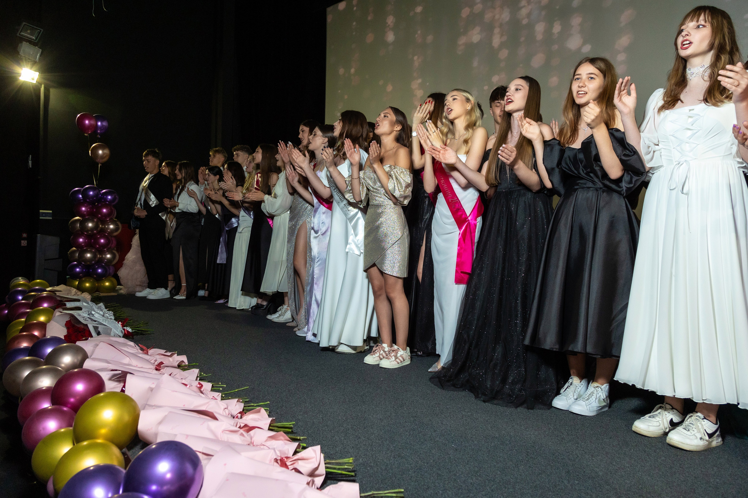 Вручение дипломов. 47 школа. Профессиональный интерьерный и репортажный фотограф Минск и РБ. Максим Орлов