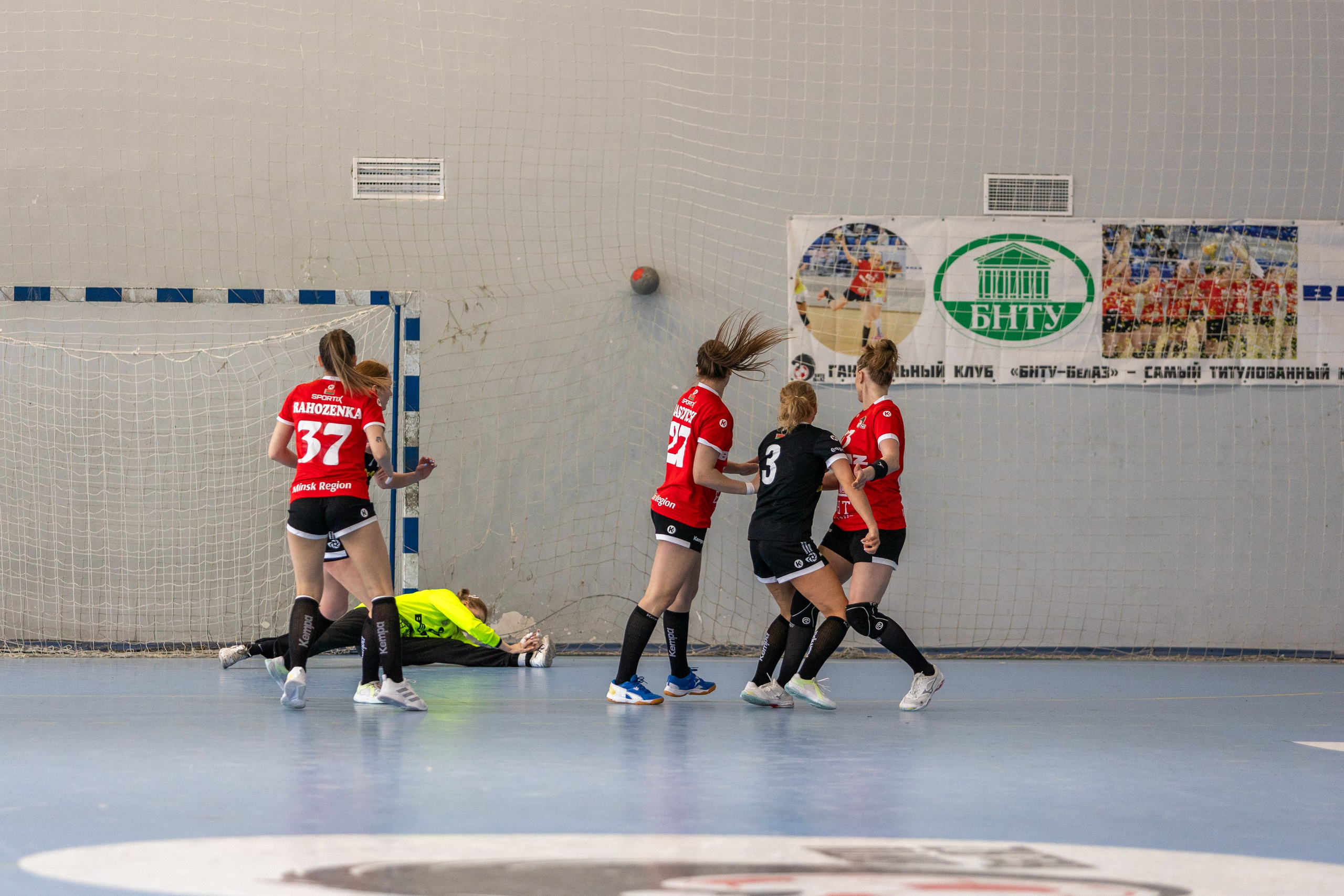 Гандбол. БНТУ — Березина. Профессиональный интерьерный и репортажный фотограф Минск и РБ. Максим Орлов
