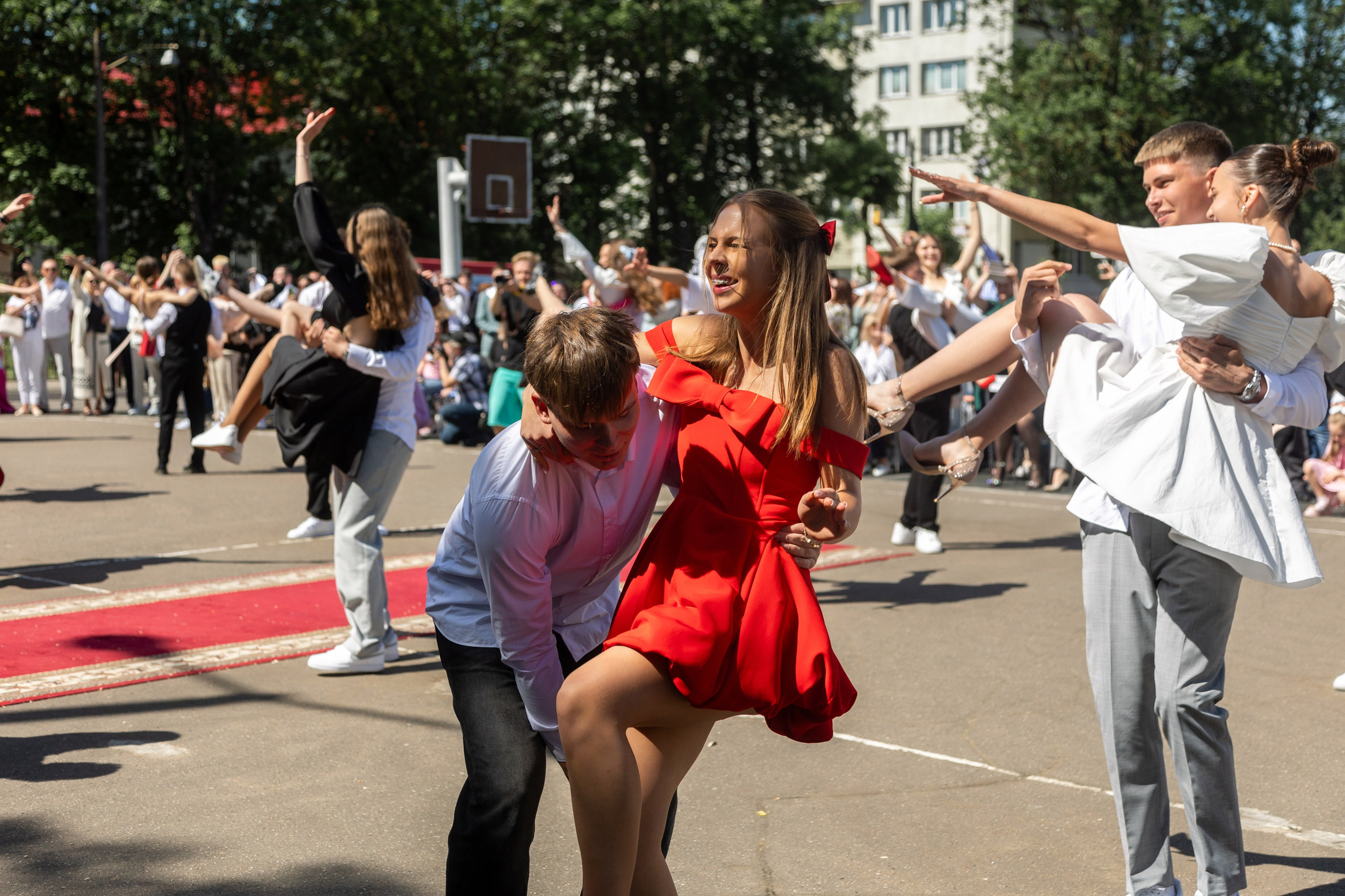 Школа 47. Последний звонок. Профессиональный интерьерный и репортажный фотограф Минск и РБ. Максим Орлов