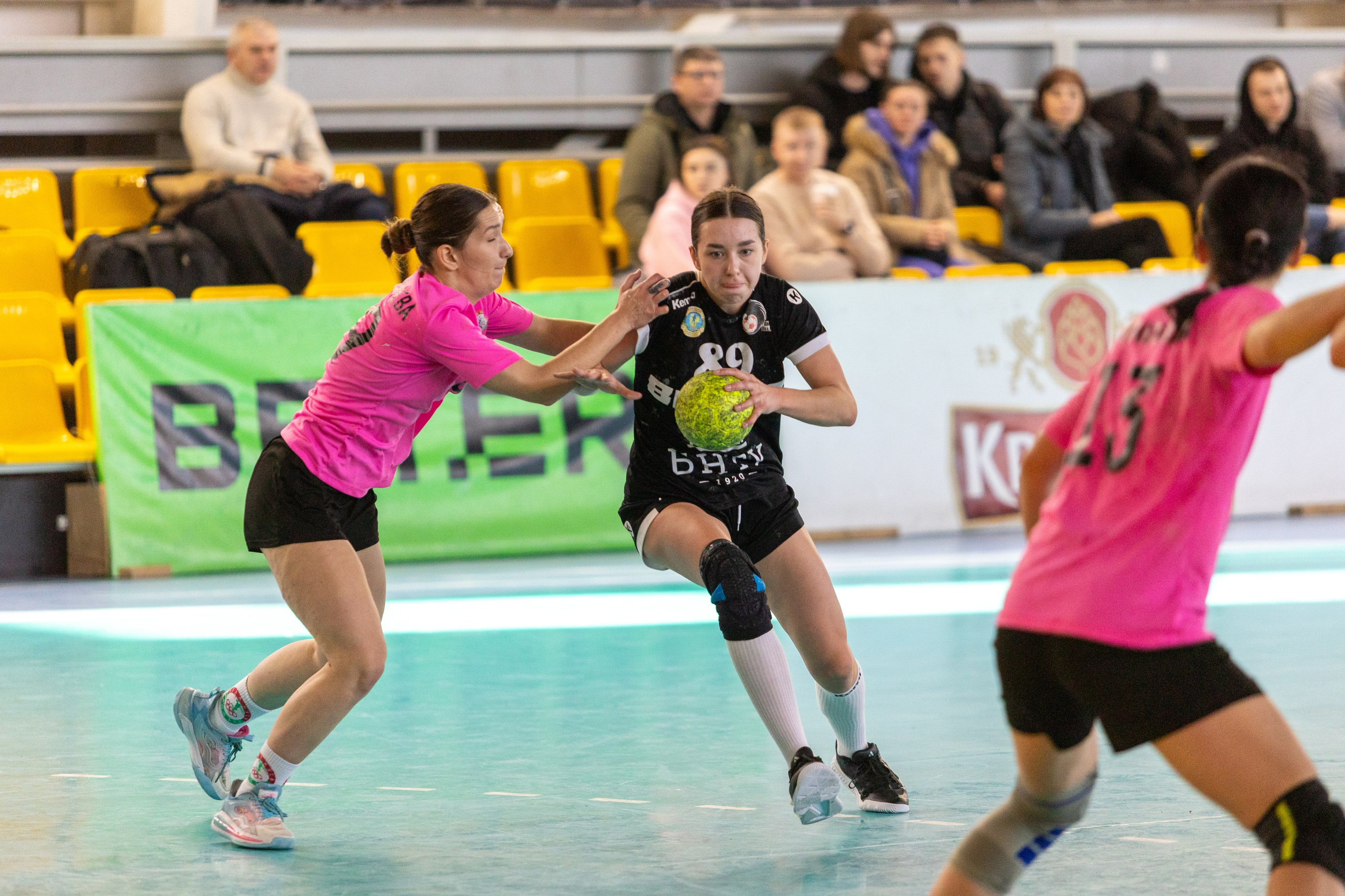 Женский гандбол. Лучшие кадры. БНТУ — Звезда. 08.02.2025. Профессиональный интерьерный и репортажный фотограф Минск и РБ. Максим Орлов