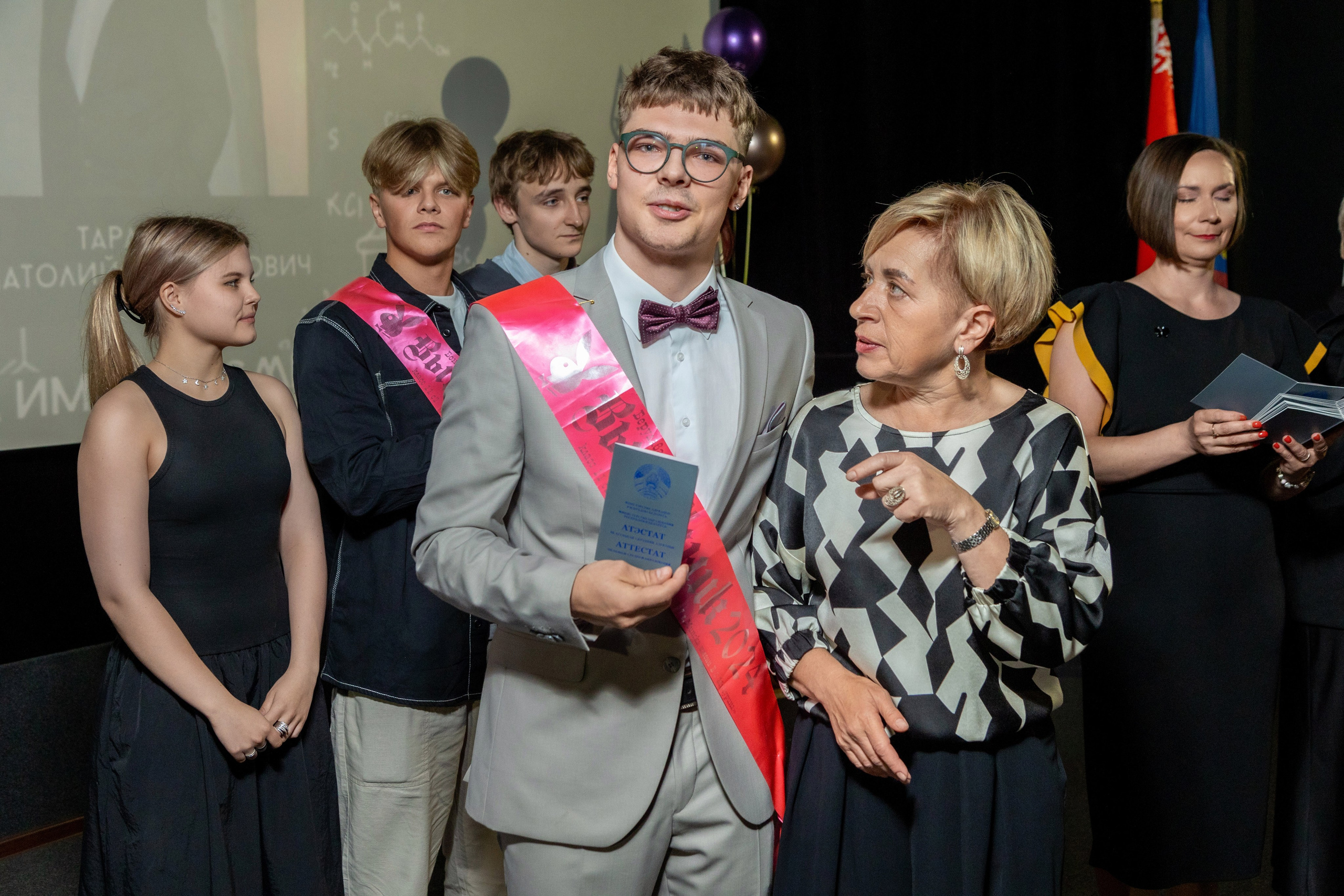 Вручение дипломов. 47 школа. Профессиональный интерьерный и репортажный фотограф Минск и РБ. Максим Орлов