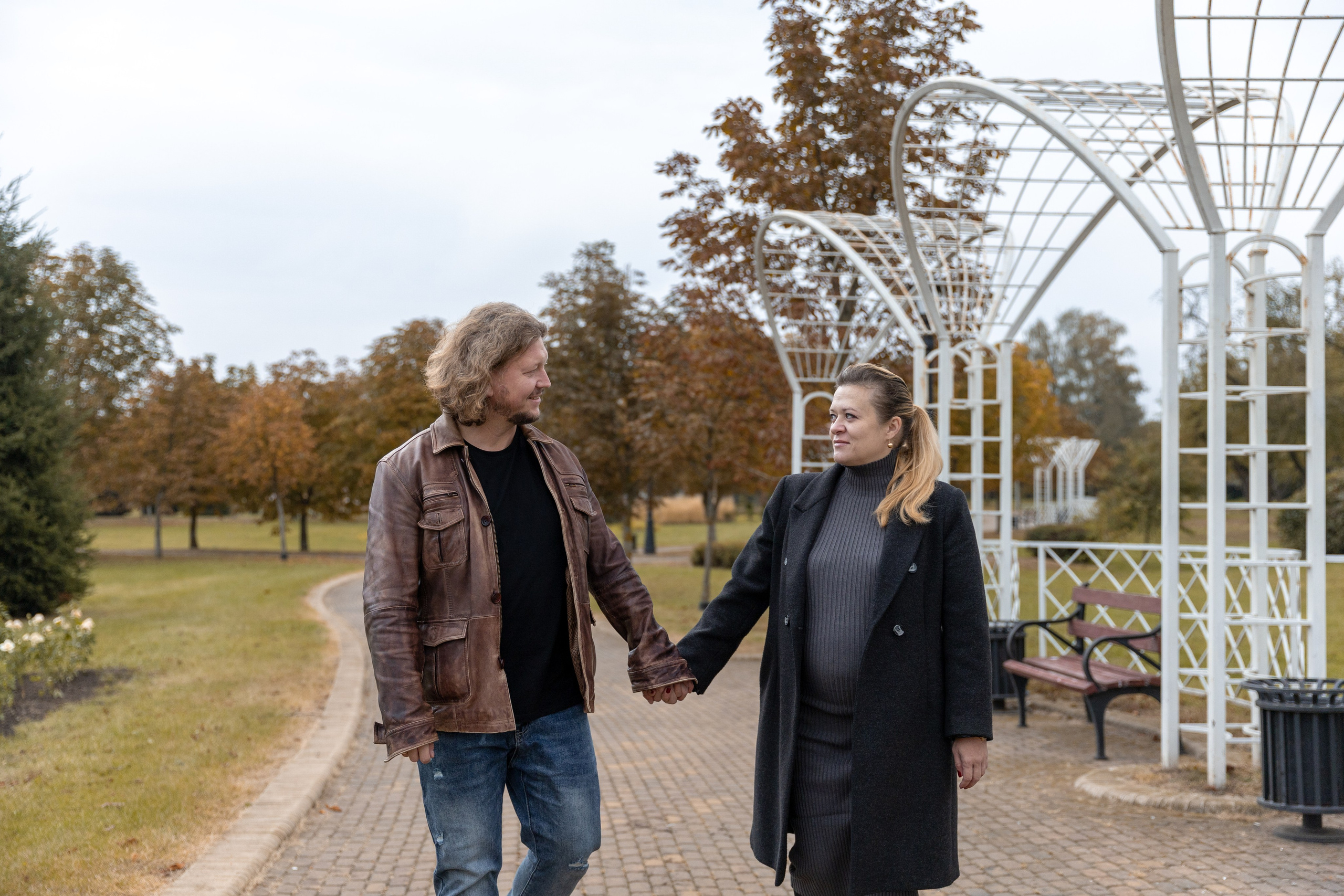 Олег и Марина. В ожидании. Фотосъемка в парке. Профессиональный интерьерный и репортажный фотограф Минск и РБ. Максим Орлов