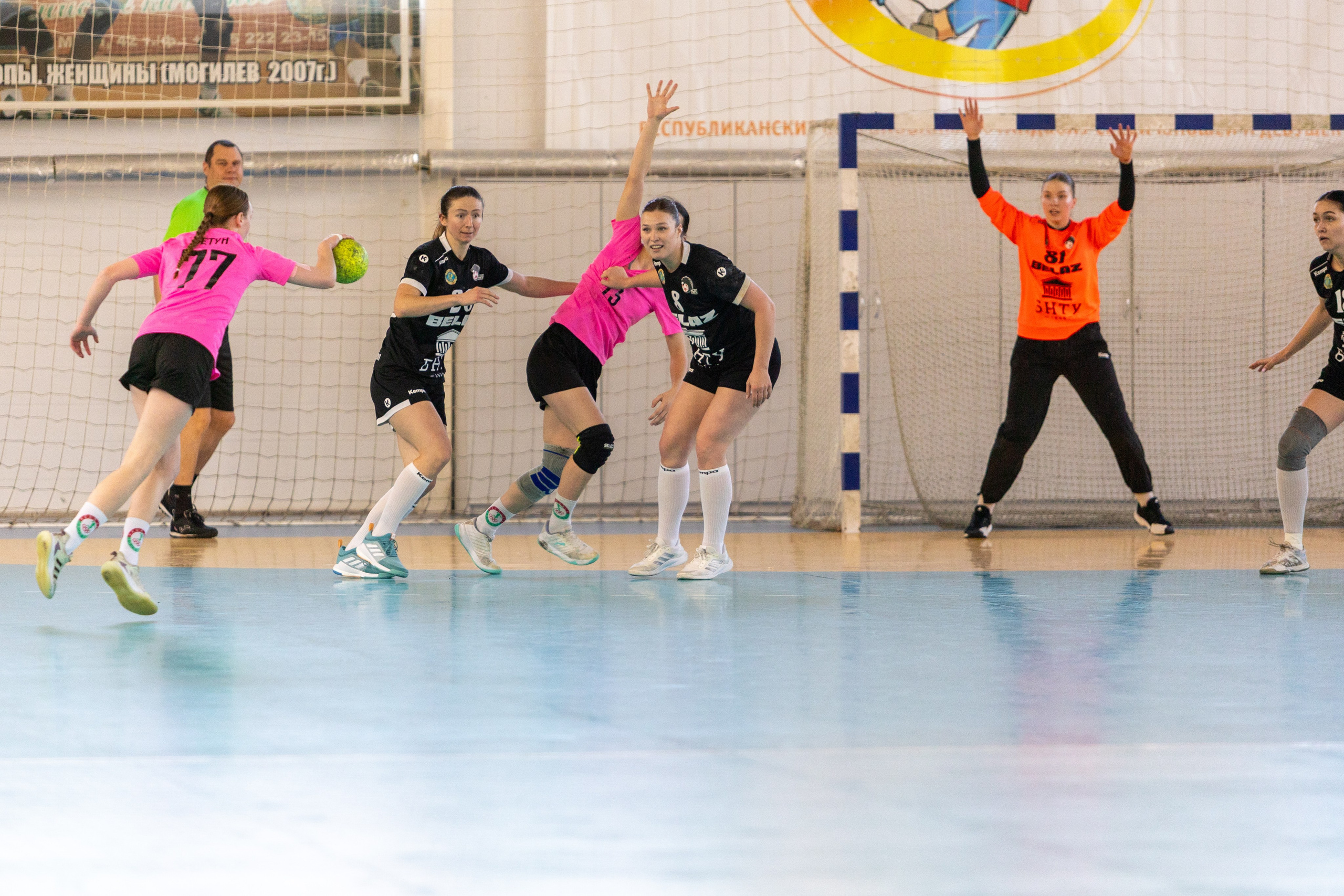 Женский гандбол. Лучшие кадры. БНТУ — Звезда. 08.02.2025. Профессиональный интерьерный и репортажный фотограф Минск и РБ. Максим Орлов