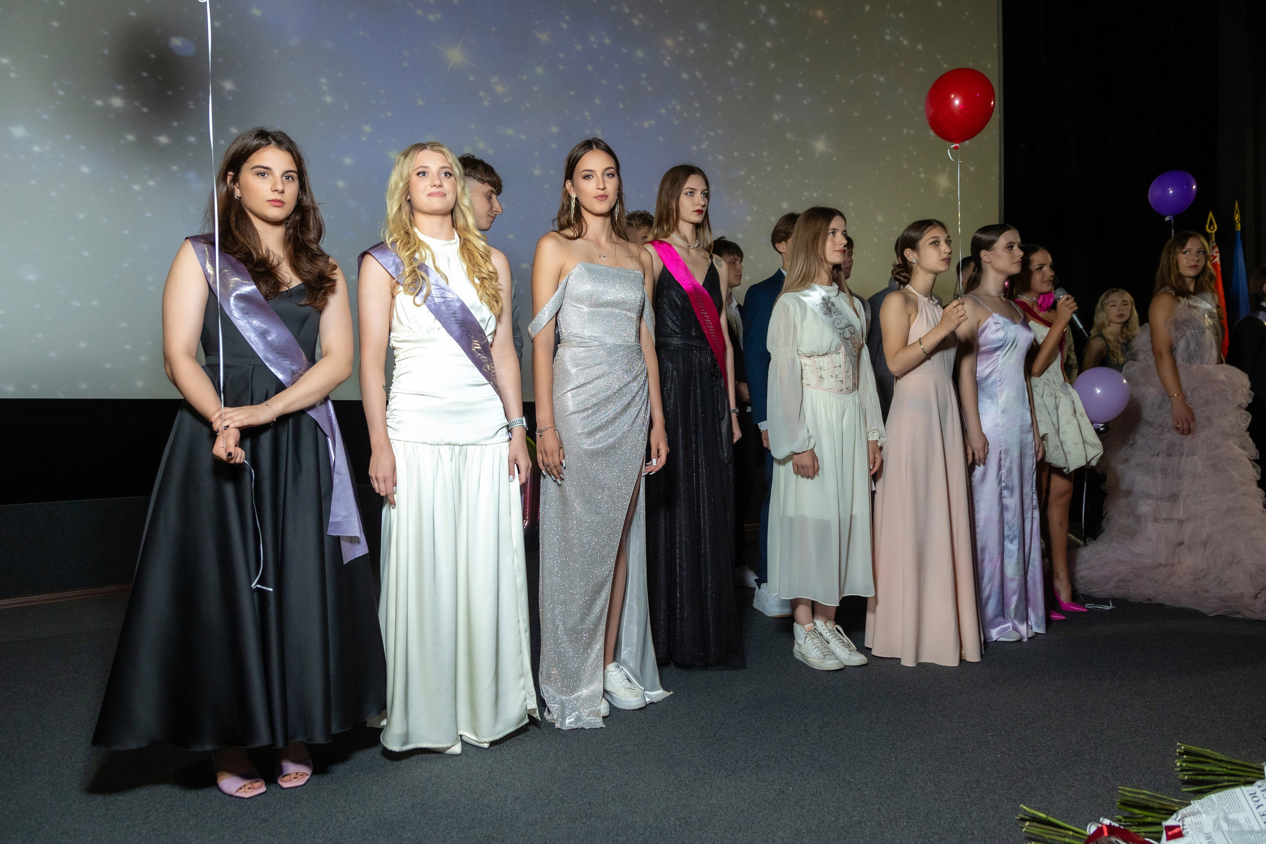 Вручение дипломов. 47 школа. Профессиональный интерьерный и репортажный фотограф Минск и РБ. Максим Орлов