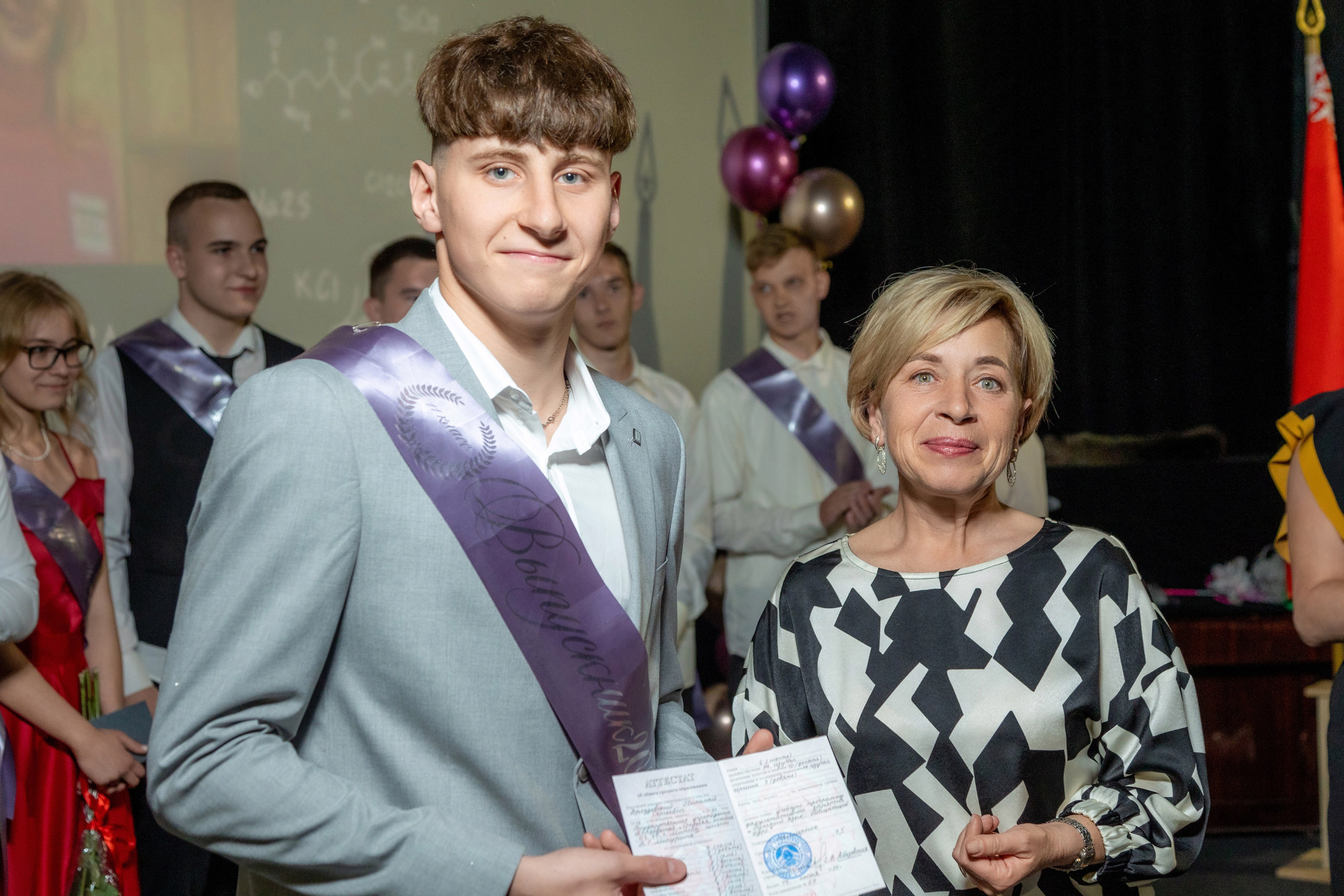 Вручение дипломов. 47 школа. Профессиональный интерьерный и репортажный фотограф Минск и РБ. Максим Орлов
