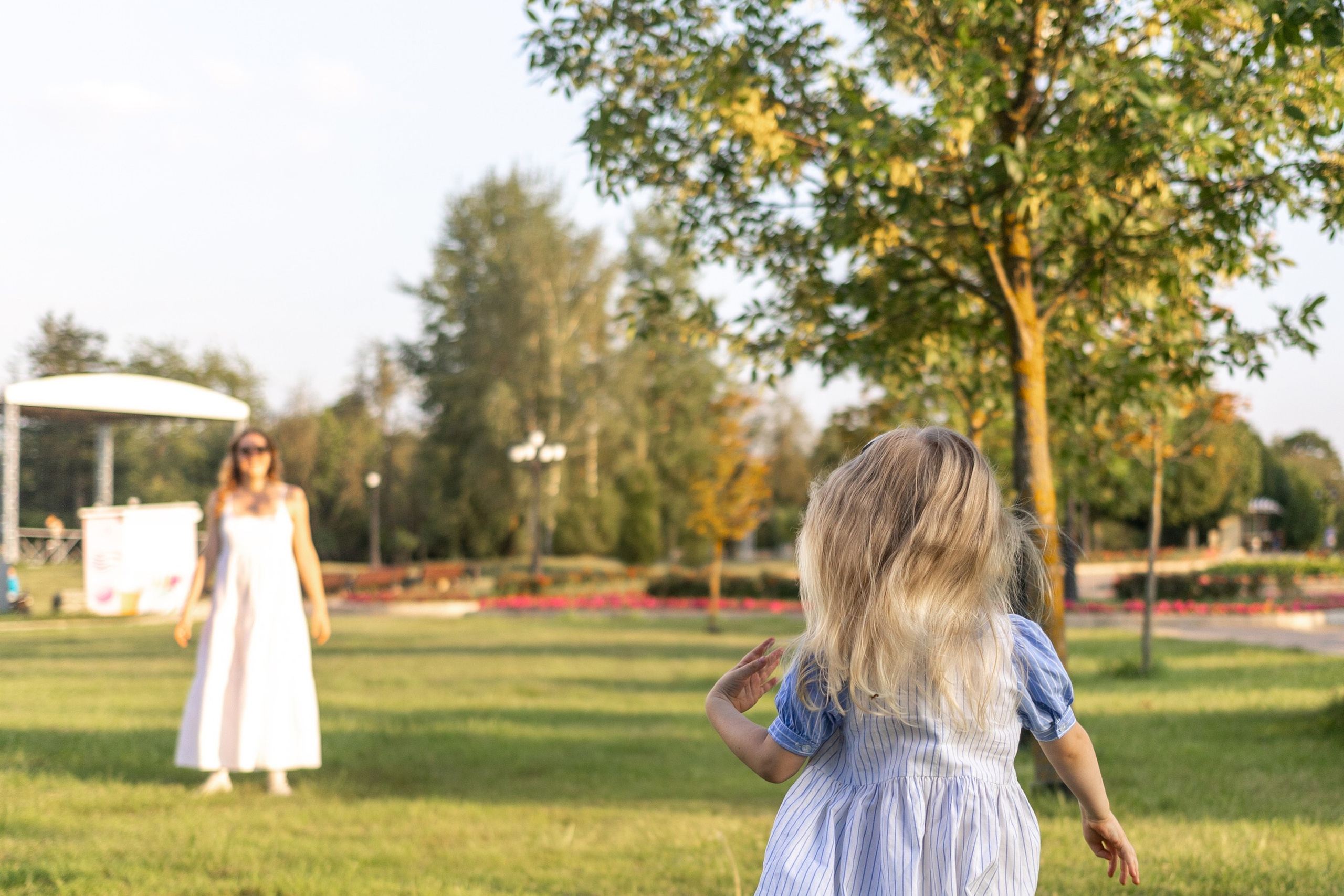 Стеша с мамой. Профессиональный интерьерный и репортажный фотограф Минск и РБ. Максим Орлов