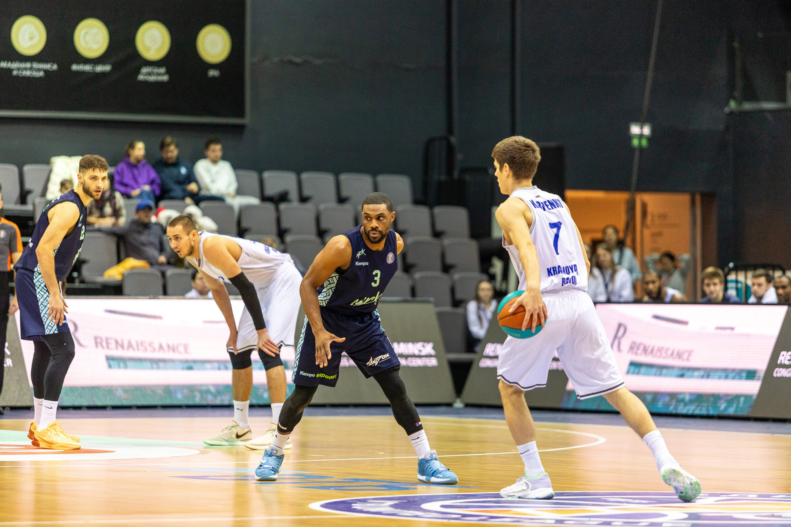 Баскетбол. Лучшие кадры. Минск — Енисей. 11.12.2023. Профессиональный интерьерный и репортажный фотограф Минск и РБ. Максим Орлов